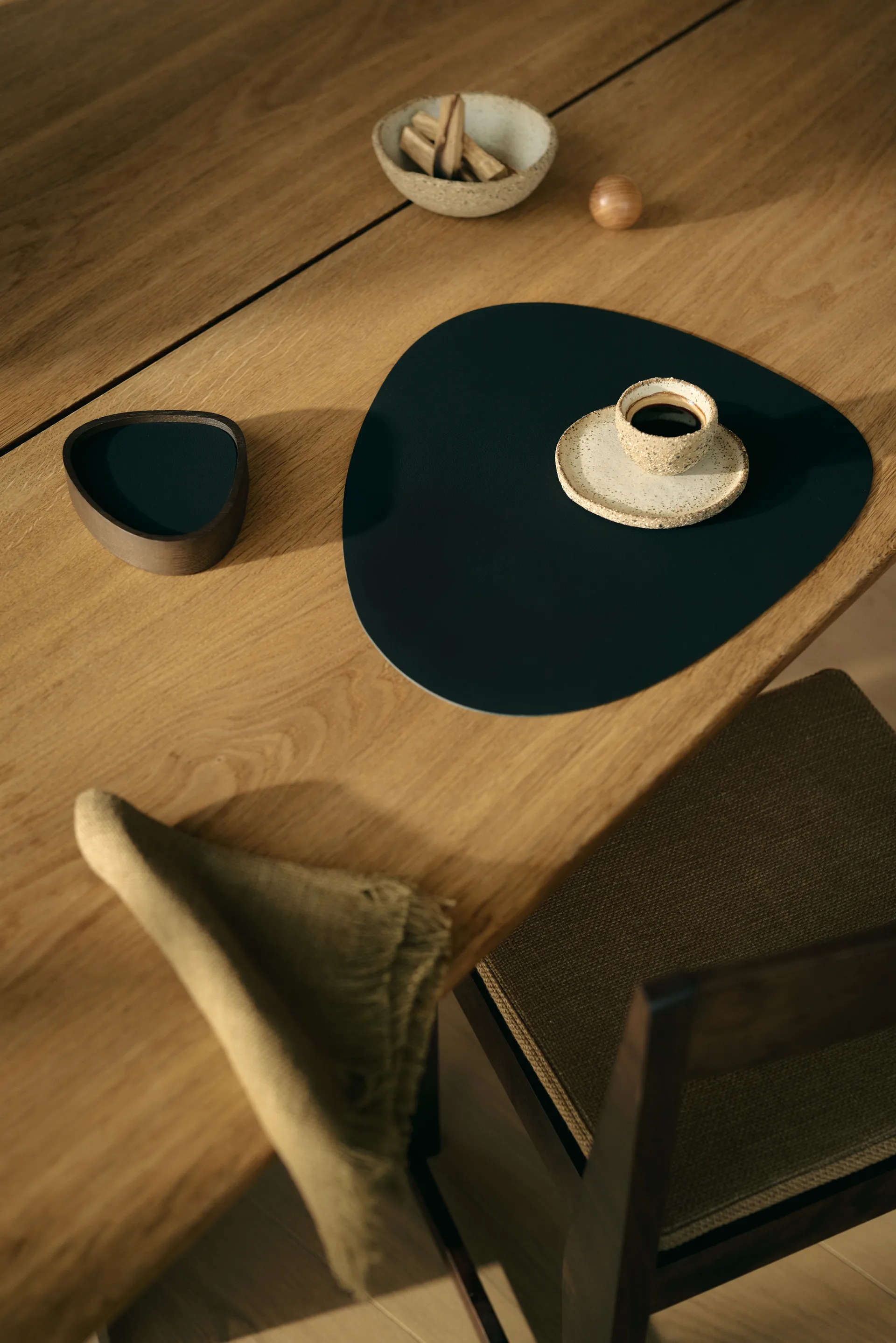 Corduroy bordstablett curve L, Black ink LIND DNA