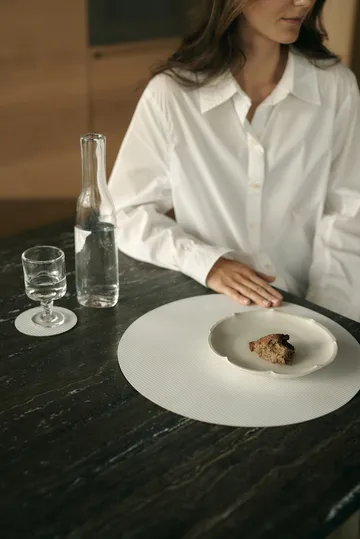 Corduroy bordstablett - Pure white, circle, L - LIND DNA