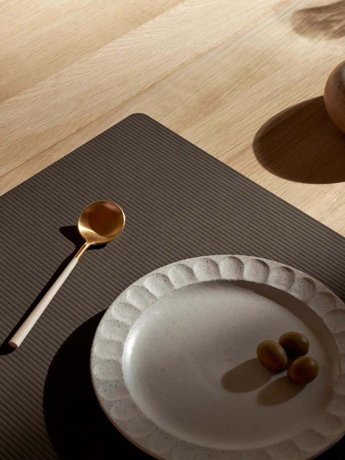 Corduroy bordstablett square L, Caviar LIND DNA