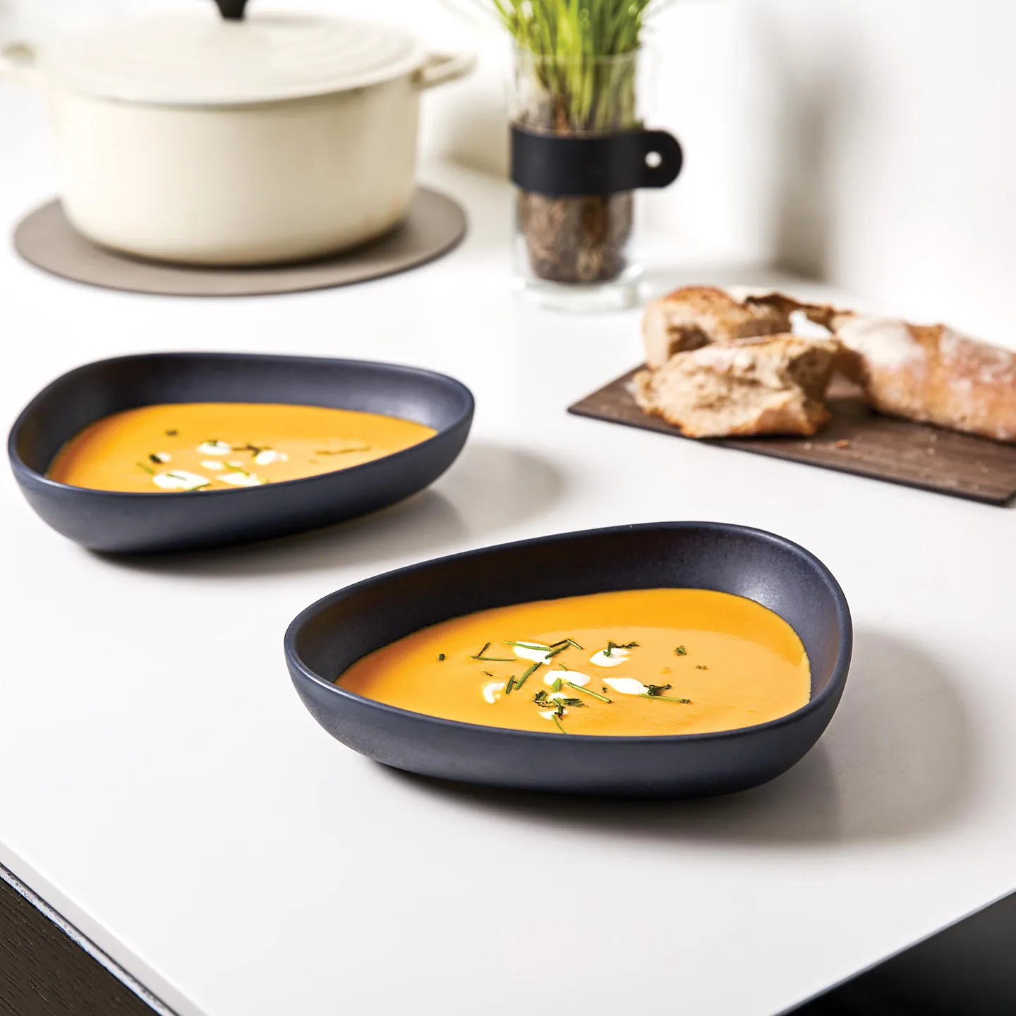 Curve Stoneware djup tallrik 19x22 cm, Navy blue LIND DNA