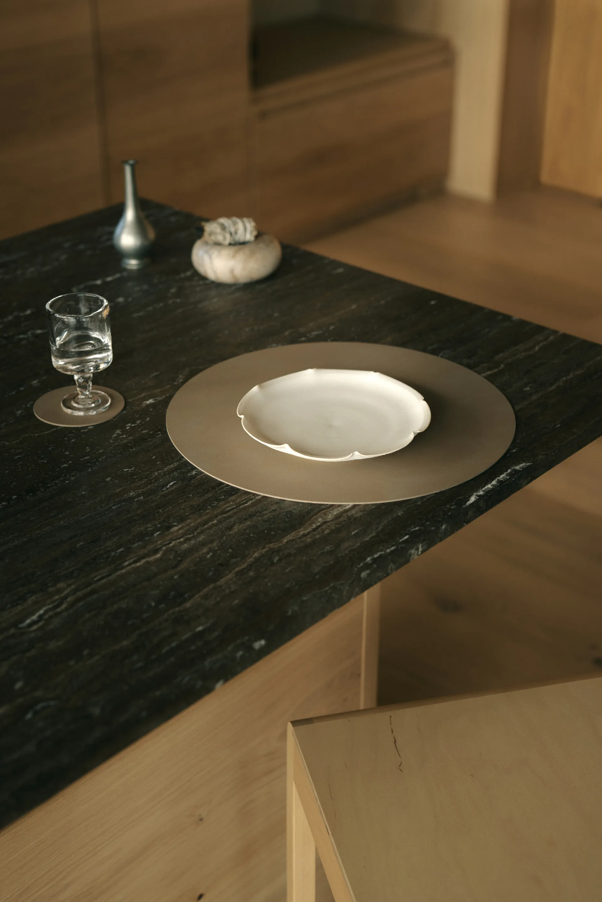 Nupo bordstablett, Clay brown, circle, L LIND DNA