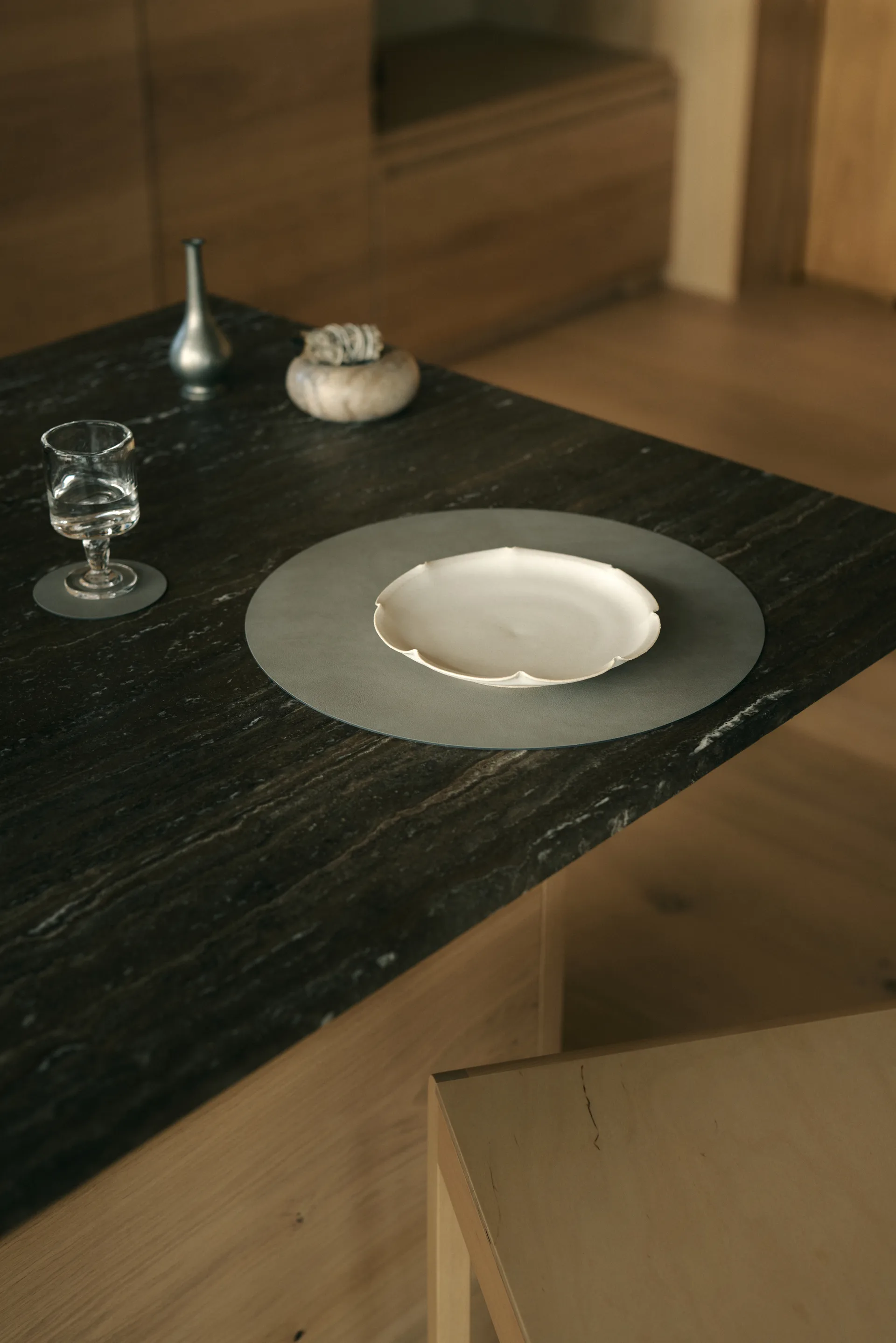 Nupo bordstablett, Light grey, circle, L LIND DNA