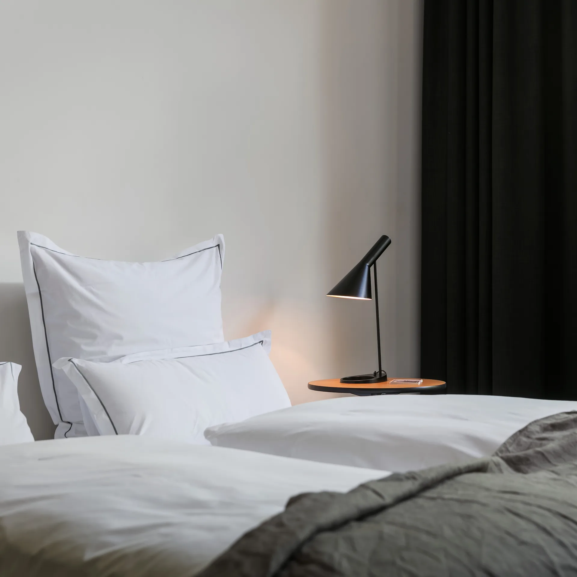 AJ bordslampa, Svart Louis Poulsen