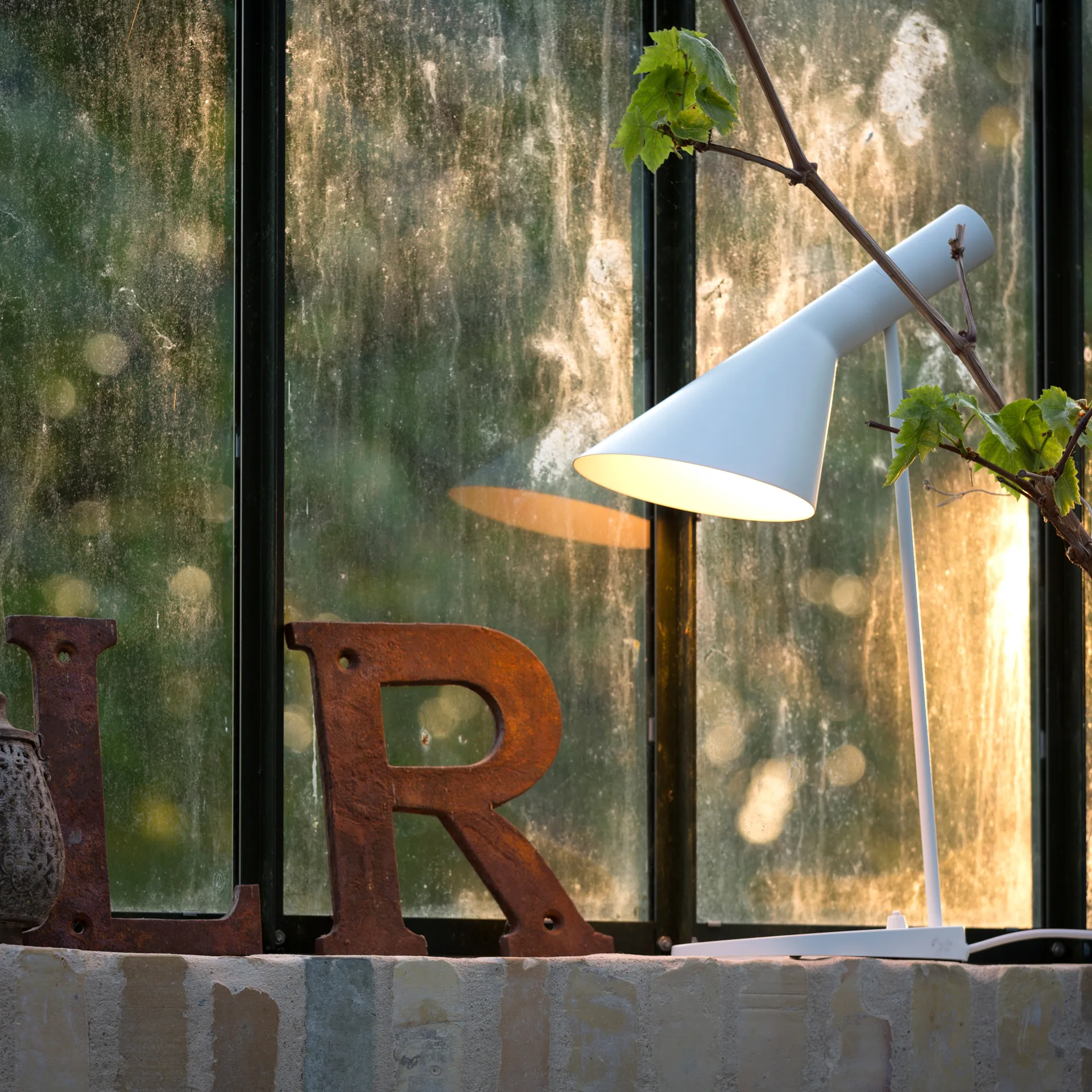 AJ bordslampa, Vit Louis Poulsen