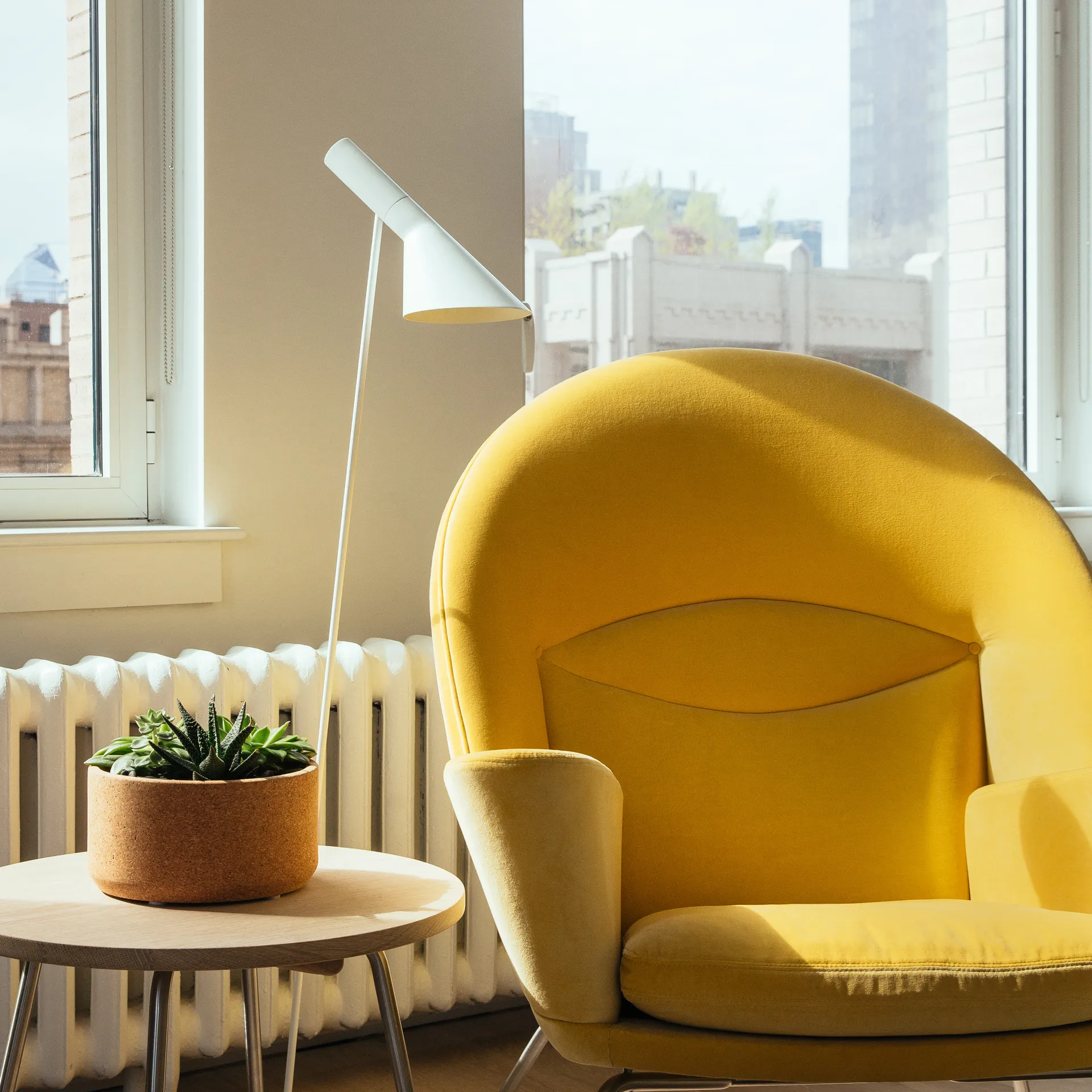 AJ golvlampa, Vit Louis Poulsen