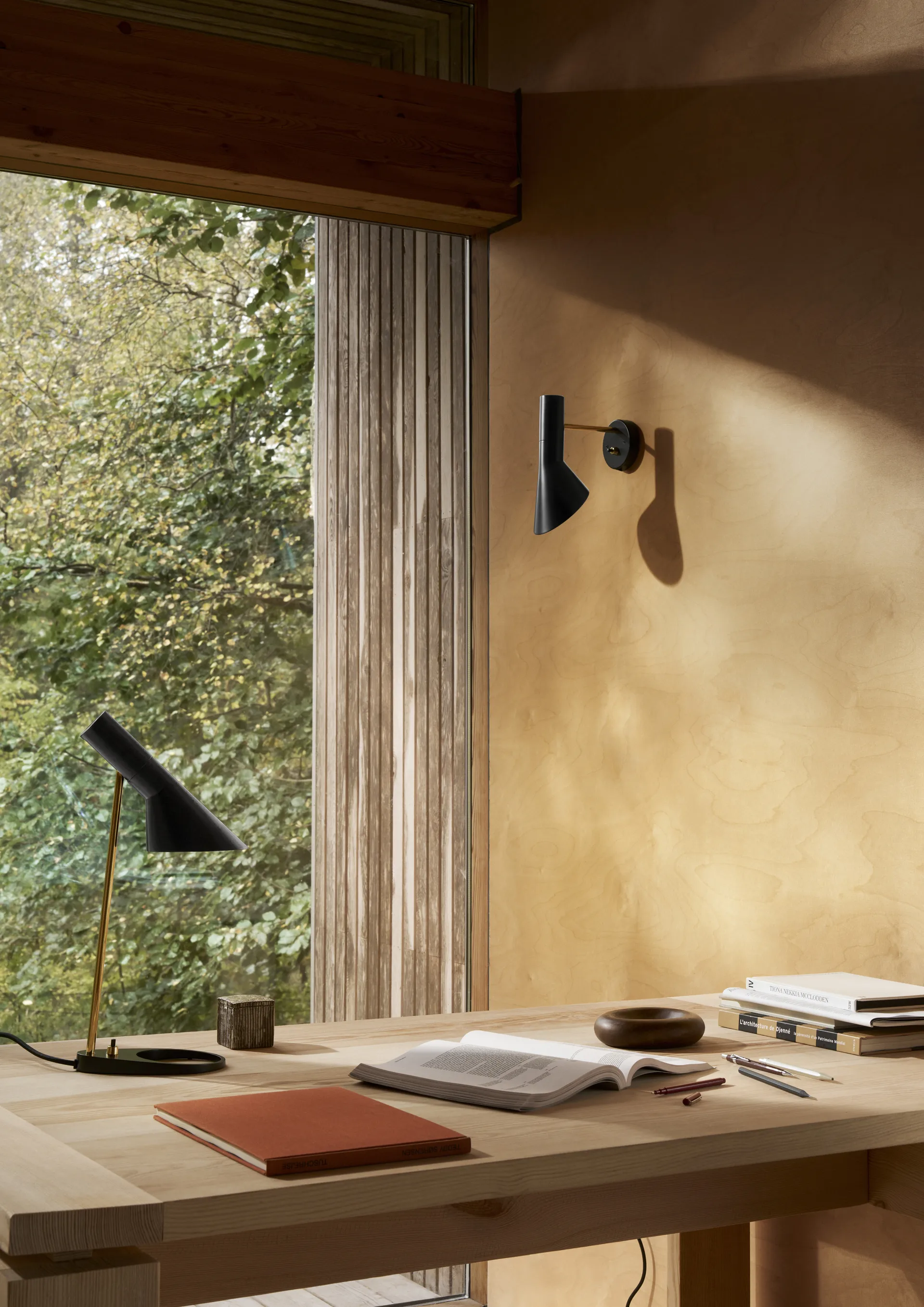 AJ MINI bordslampa, Brass-black Louis Poulsen