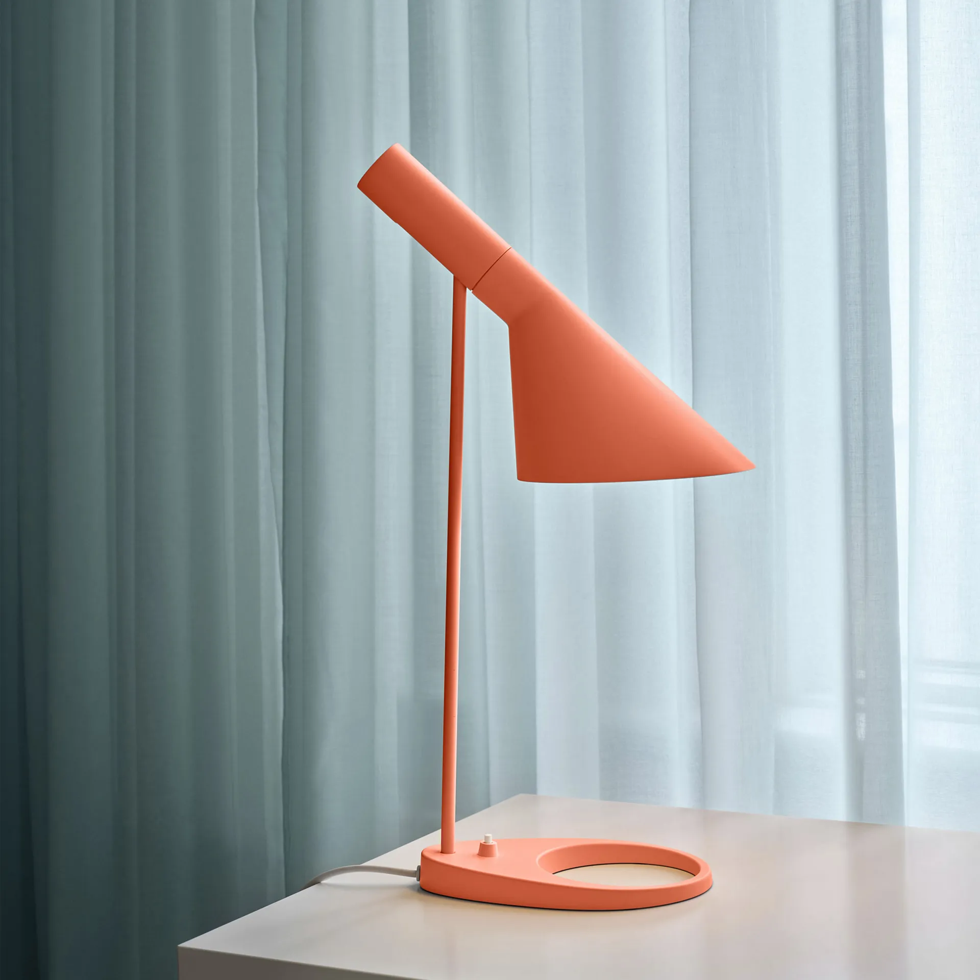 AJ MINI bordslampa, Electric orange Louis Poulsen