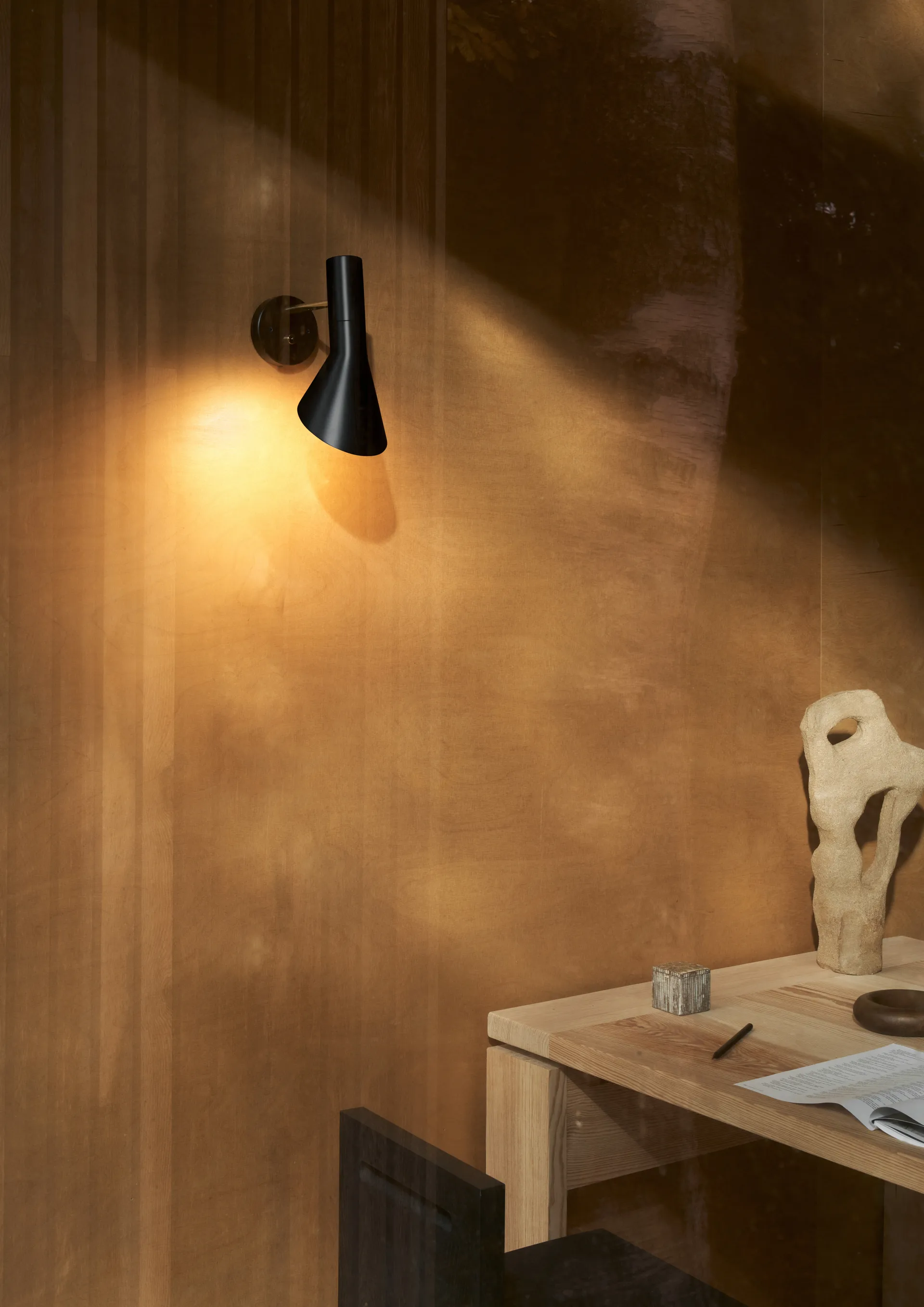 AJ vägglampa fast installation, Brass-black Louis Poulsen