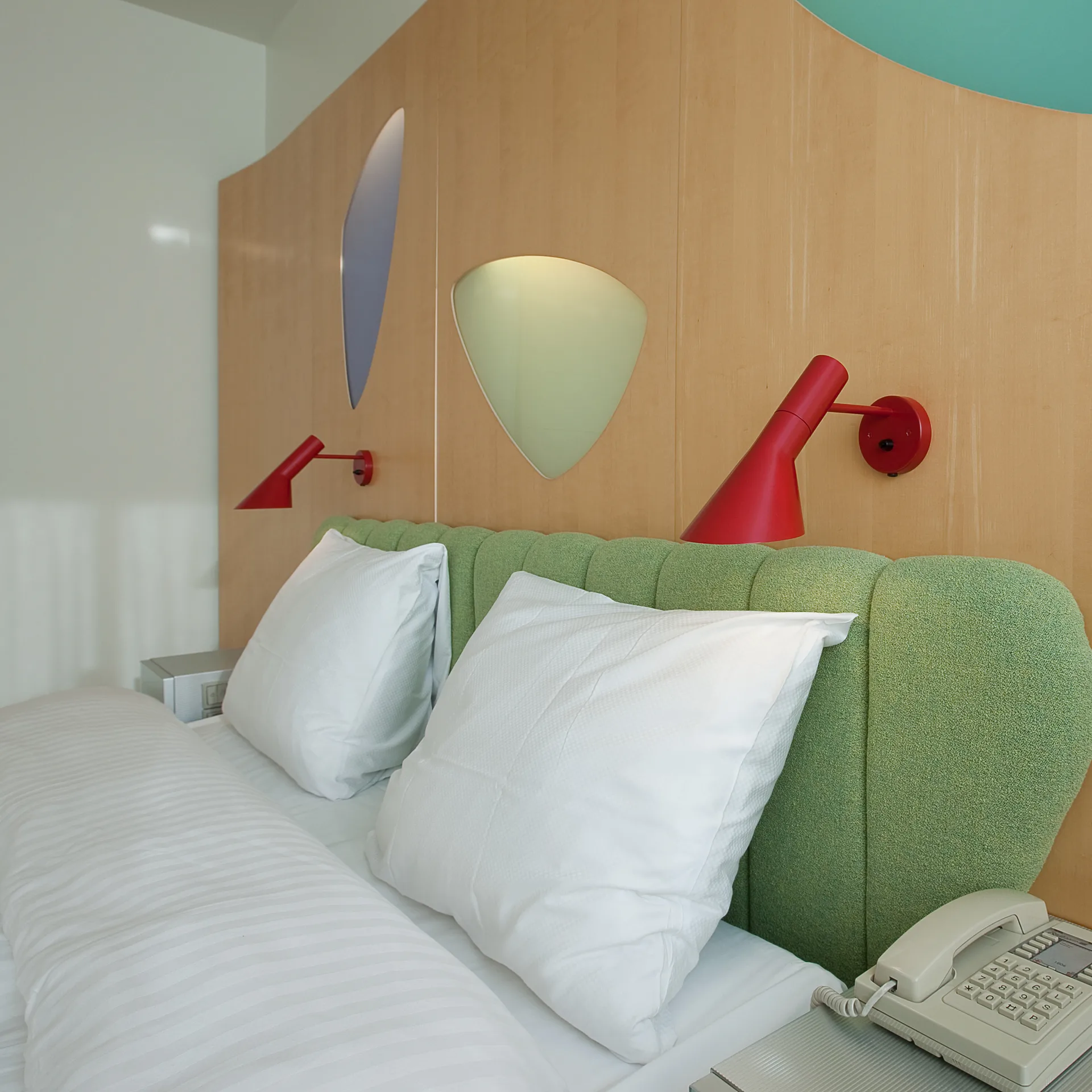 AJ vägglampa, Roströd Louis Poulsen