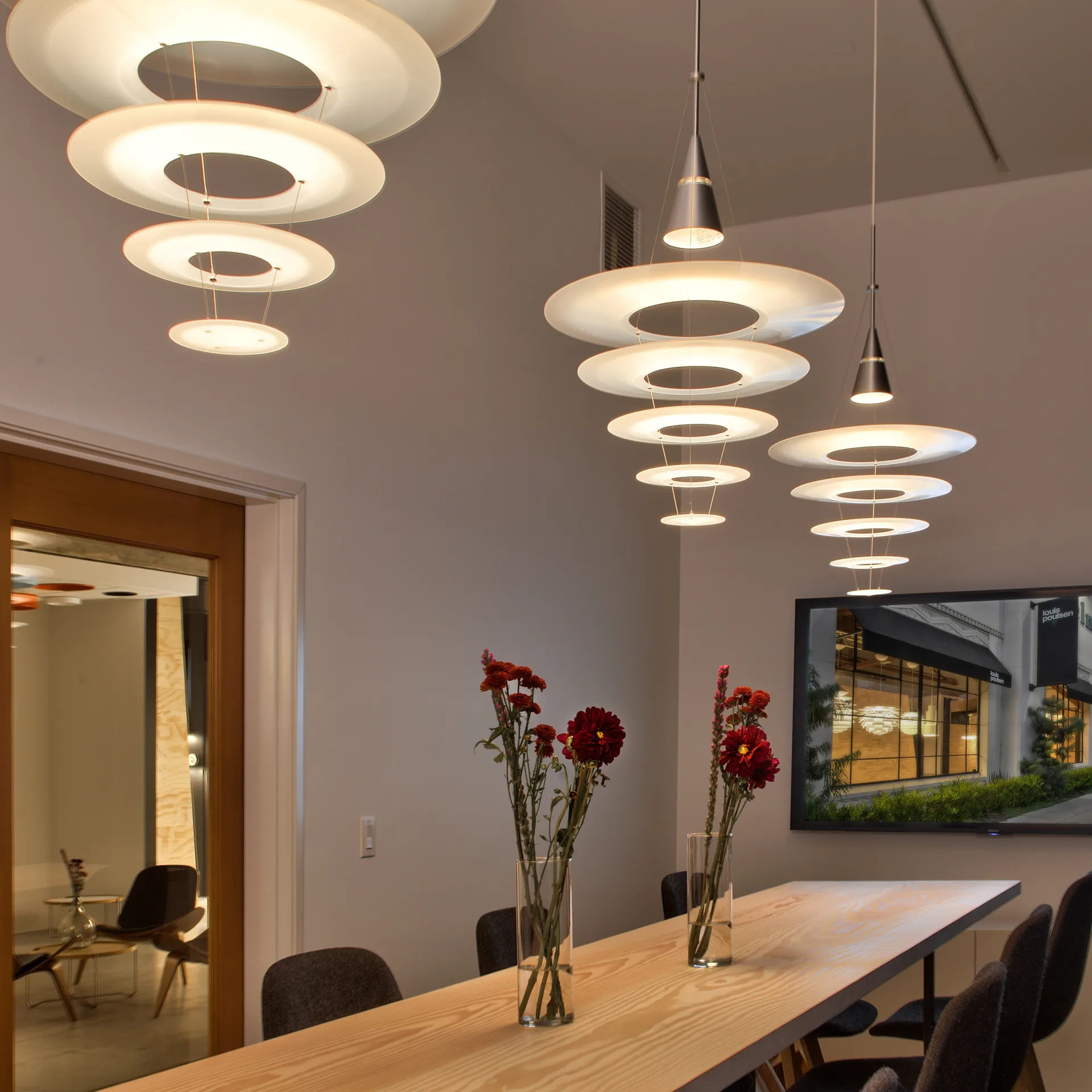 Enigma 545 pendel, Vit Louis Poulsen