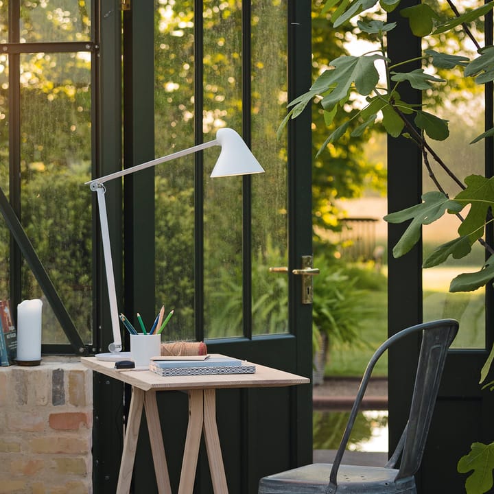 NJP skrivbordslampa, Ljusgrå, fotplatta, 3000k Louis Poulsen