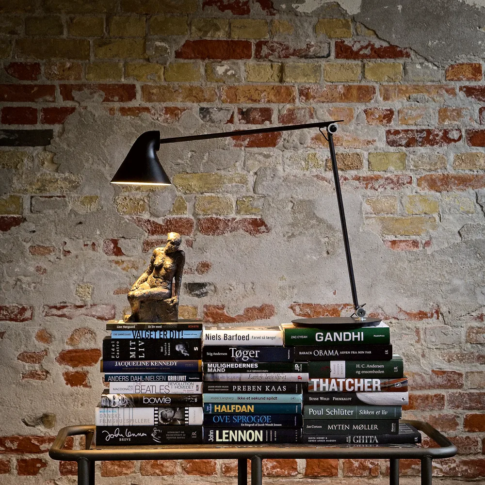 NJP skrivbordslampa, Vit, fotplatta, 3000k Louis Poulsen