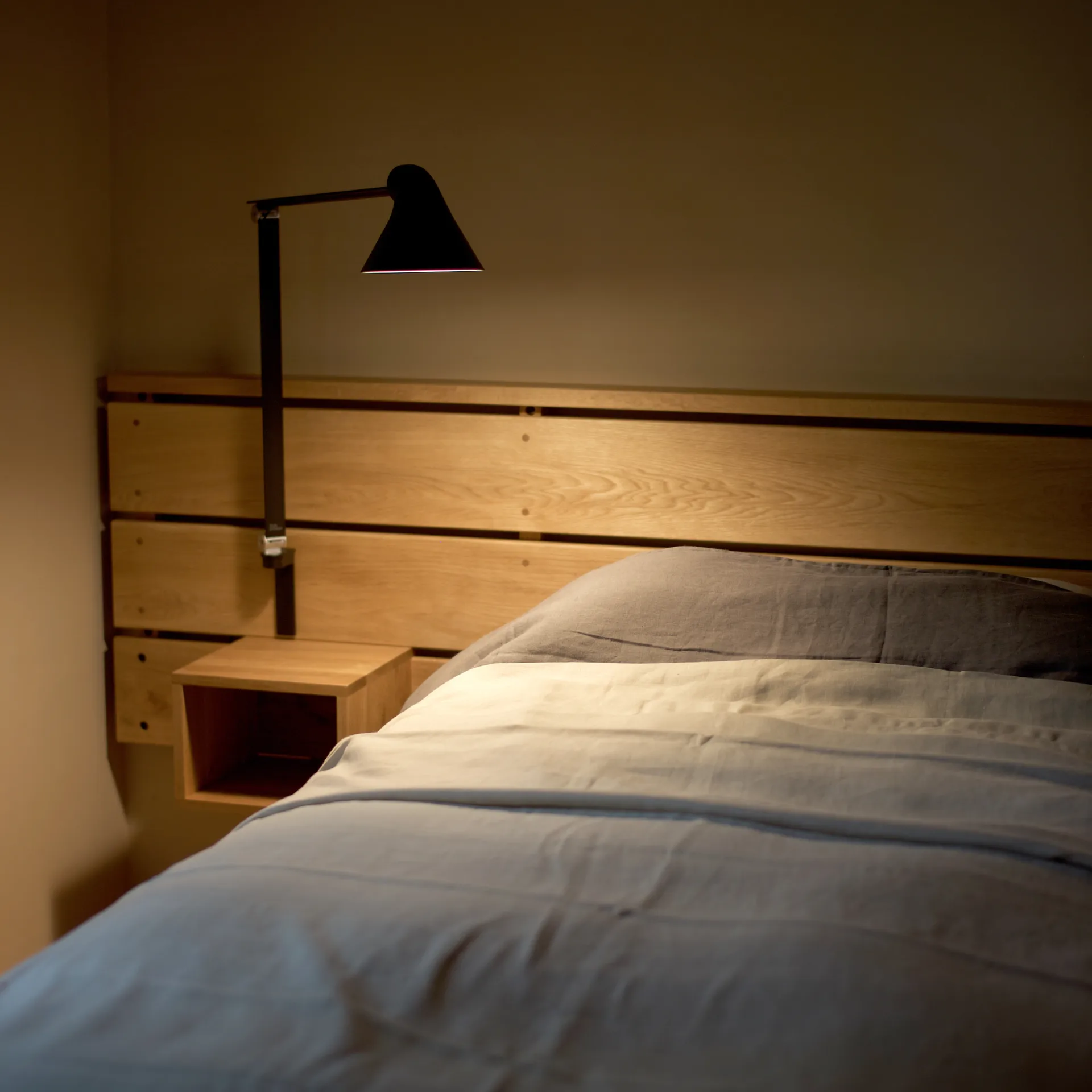 NJP vägglampa lång arm, Svart Louis Poulsen