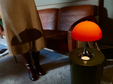 Panthella 250 portabel bordslampa V3 - Original Opal Red - Louis Poulsen