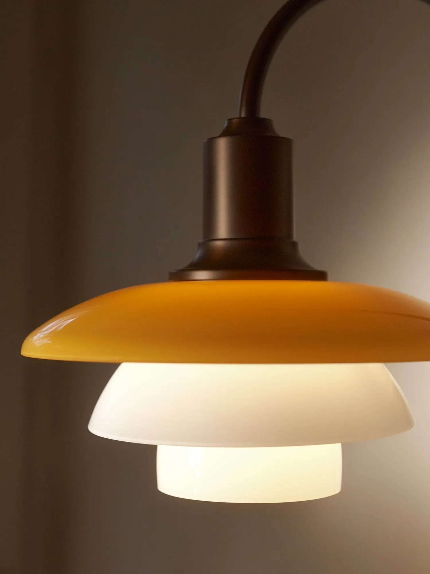 PH 2/2 Centenary Edition vägglampa, Amber-opal white, stickkontakt Louis Poulsen