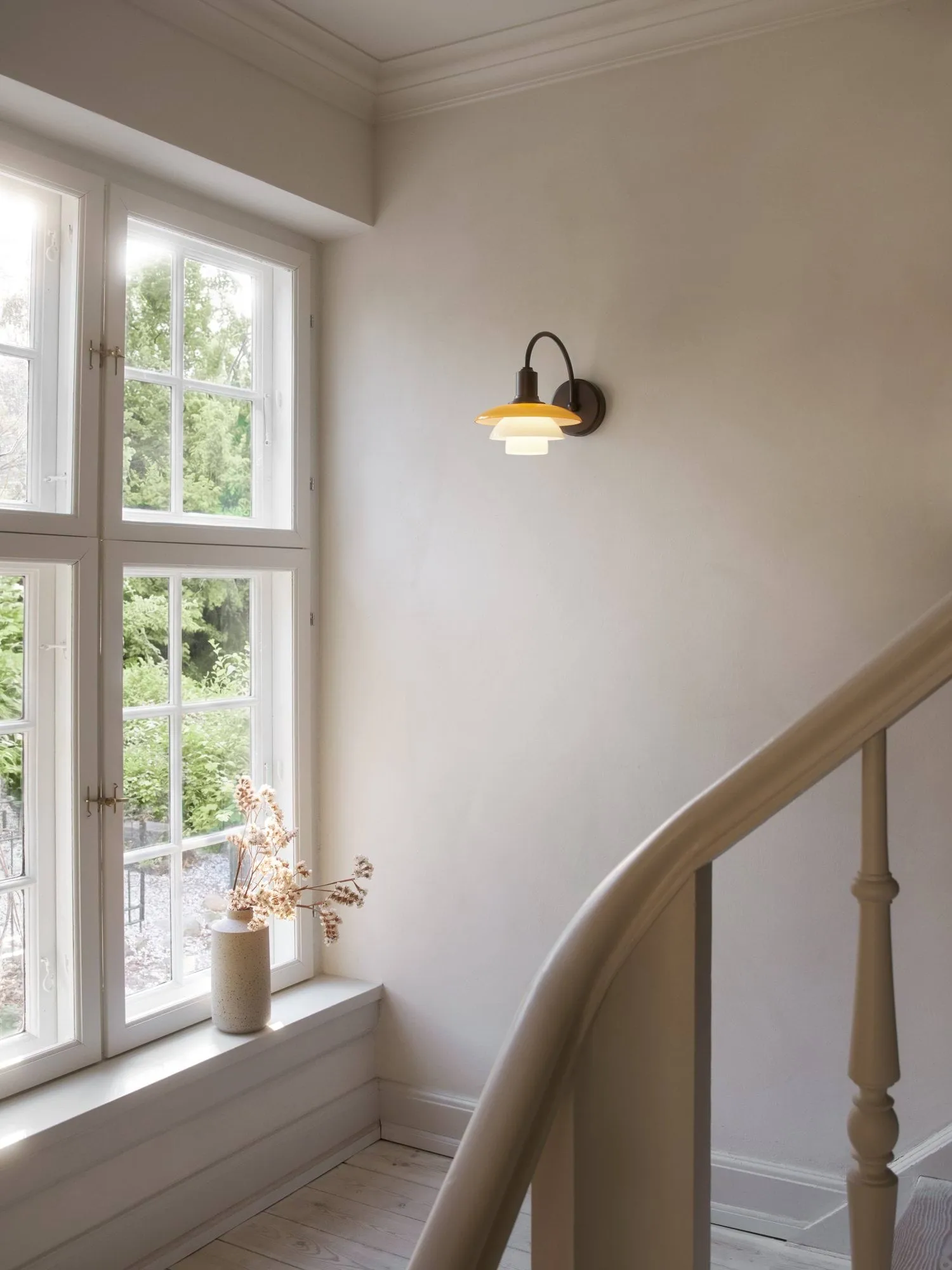 PH 2/2 Centenary Edition vägglampa, Amber-opal white, stickkontakt Louis Poulsen