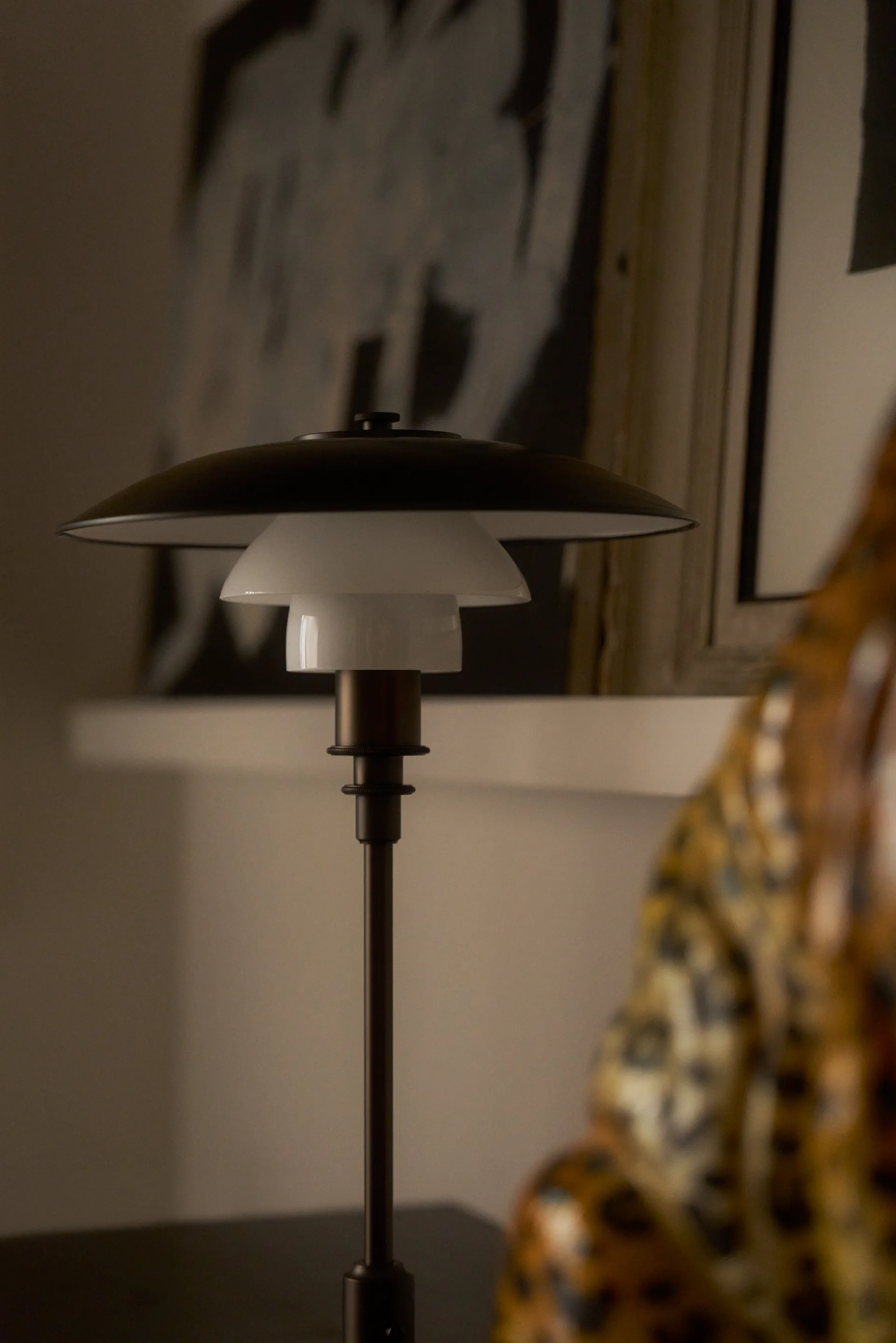 PH 3/2 Luna bordslampa, Aged brass-opalglas Louis Poulsen