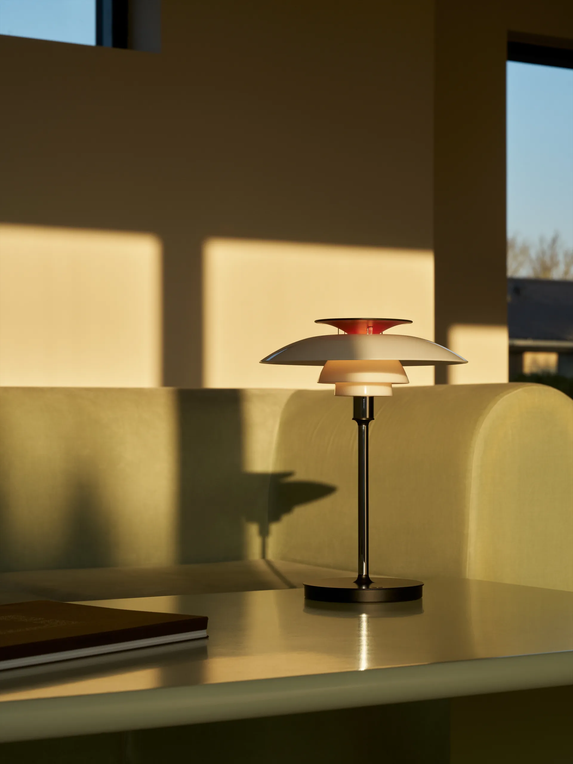 PH 80 portabel bordslampa, Vit opal, krompläterad Louis Poulsen