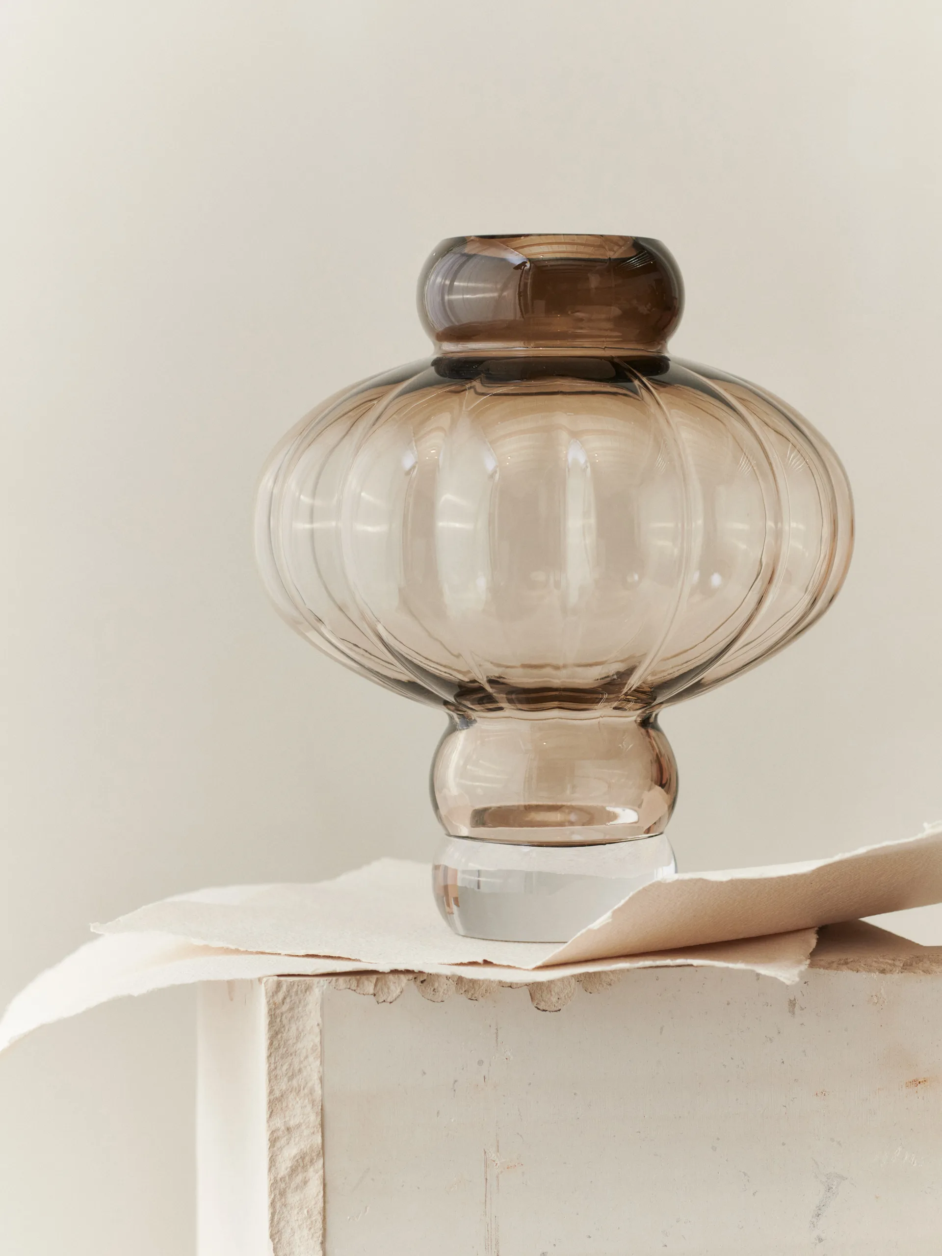 Balloon 08 vas 30 cm, Smoke Louise Roe