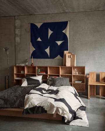 Iso Unikko p�åslakan 220x240 cm - Charcoal-off white - Marimekko