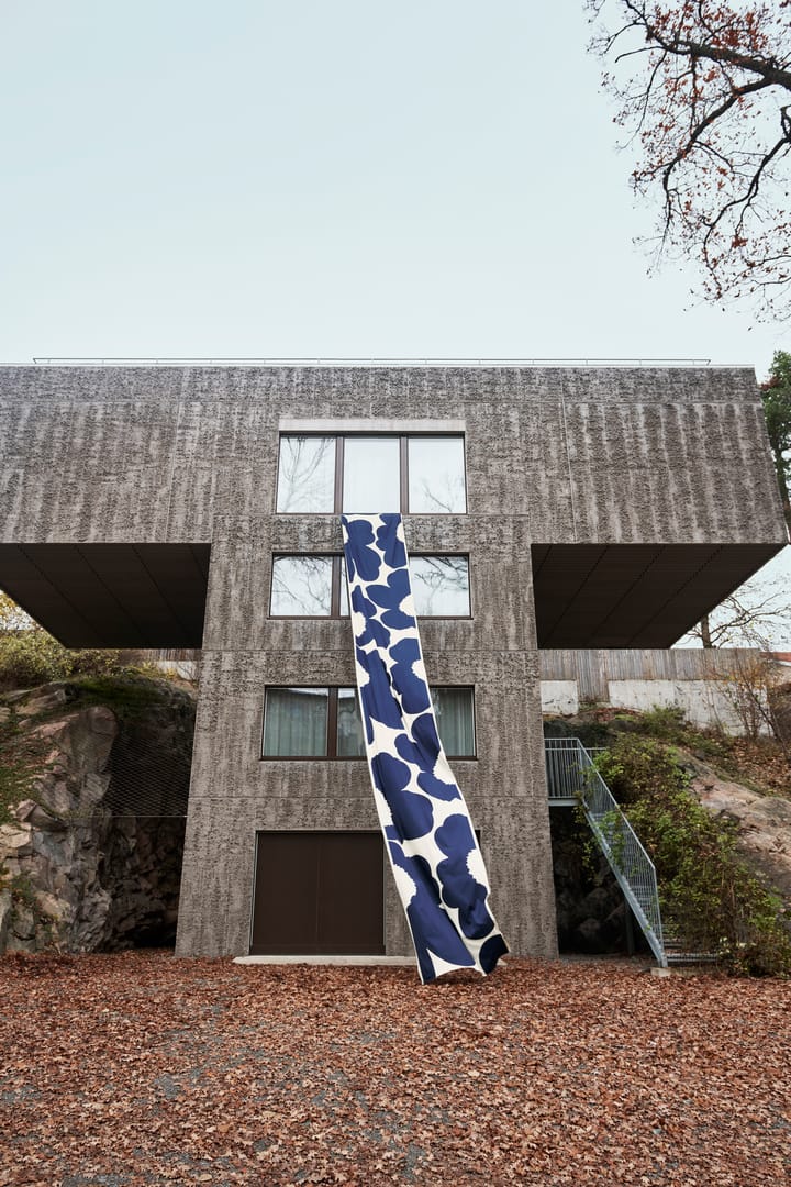 Iso Unikko tyg bomullssatin, Cotton-dark navy Marimekko