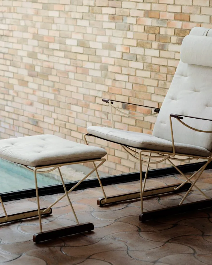 Spark Lounge Chair, ivory-valnötsbetsad bok, Romo Ruskin Quill 7757/10 Massproductions