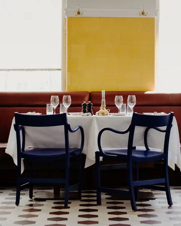 Waiter XL karmstol - Blålackerad bok - Massproductions