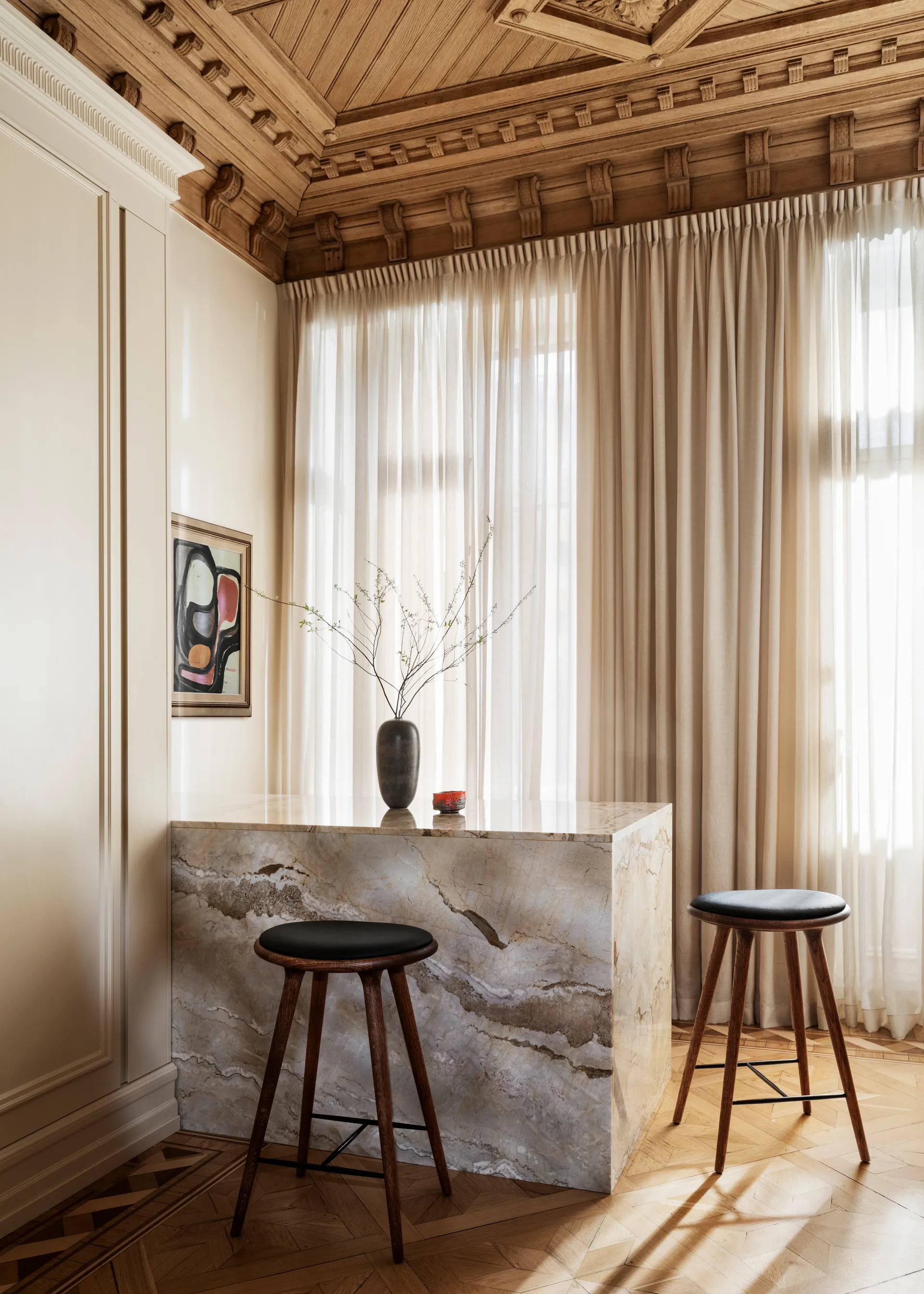 High stool barpall 69 cm, läder svart, brunbetsat bokstativ Mater