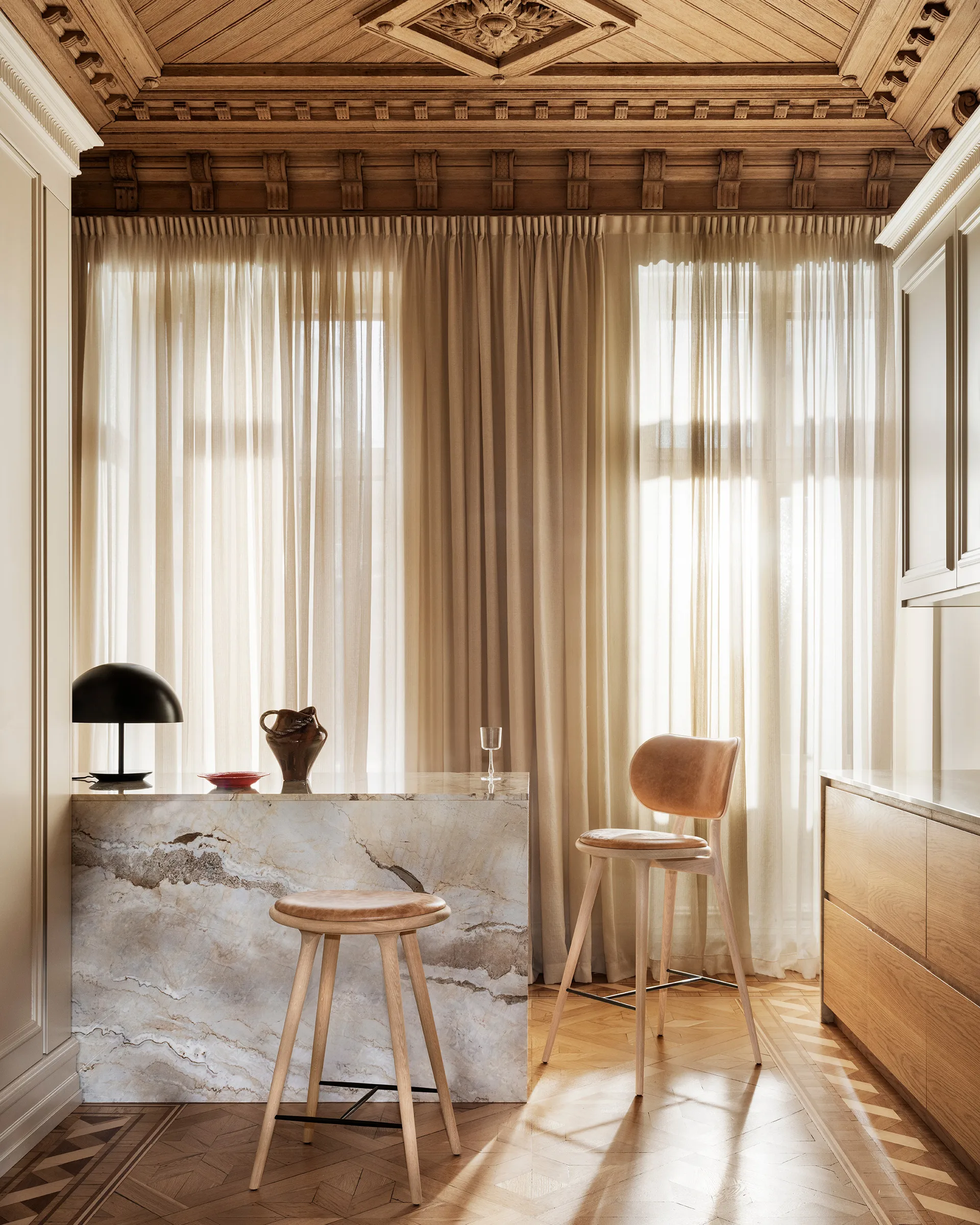 Mater High Stool Backrest barstol låg, läder natural, mattlackat ekstativ Mater