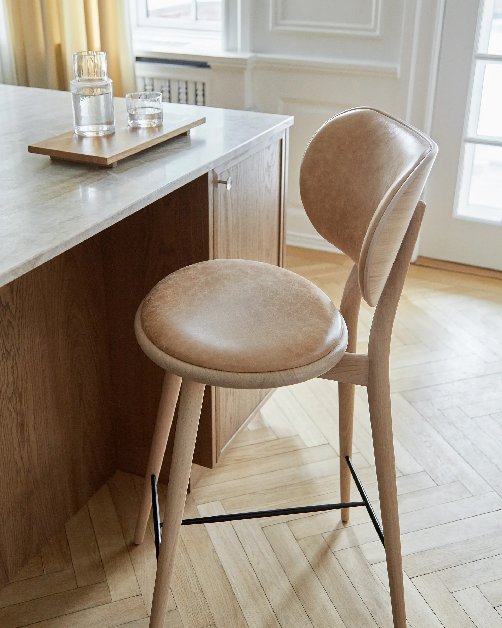 Mater High Stool Backrest barstol låg, läder natural, mattlackat ekstativ Mater
