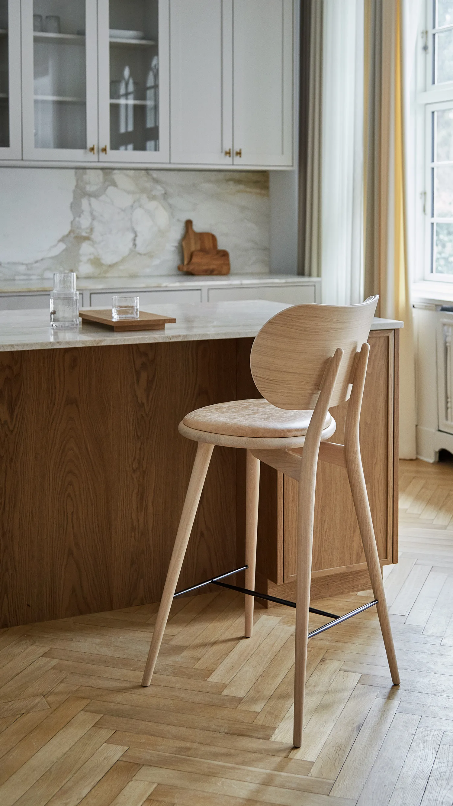 Mater High Stool Backrest barstol låg, läder natural, mattlackat ekstativ Mater
