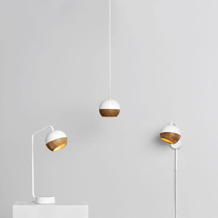 Ray vägglampa, black, ekdetalj på skärm Mater