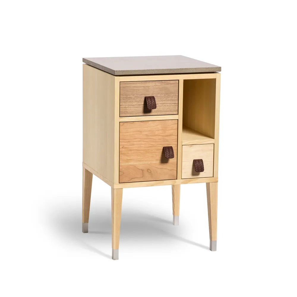 Abisko höga ben sängbord, blandade träslag, toppskiva av betong Mavis