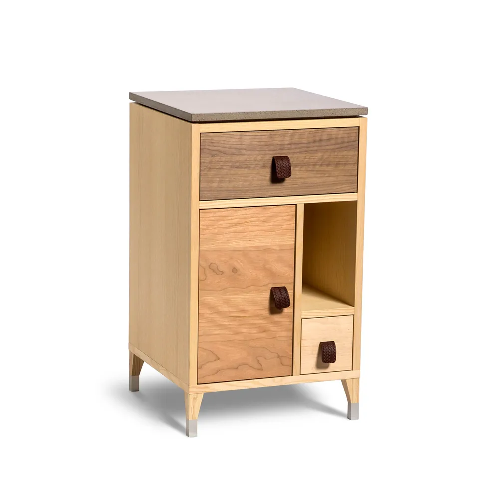 Abisko låga ben sängbord, blandade träslag, betongtopp Mavis