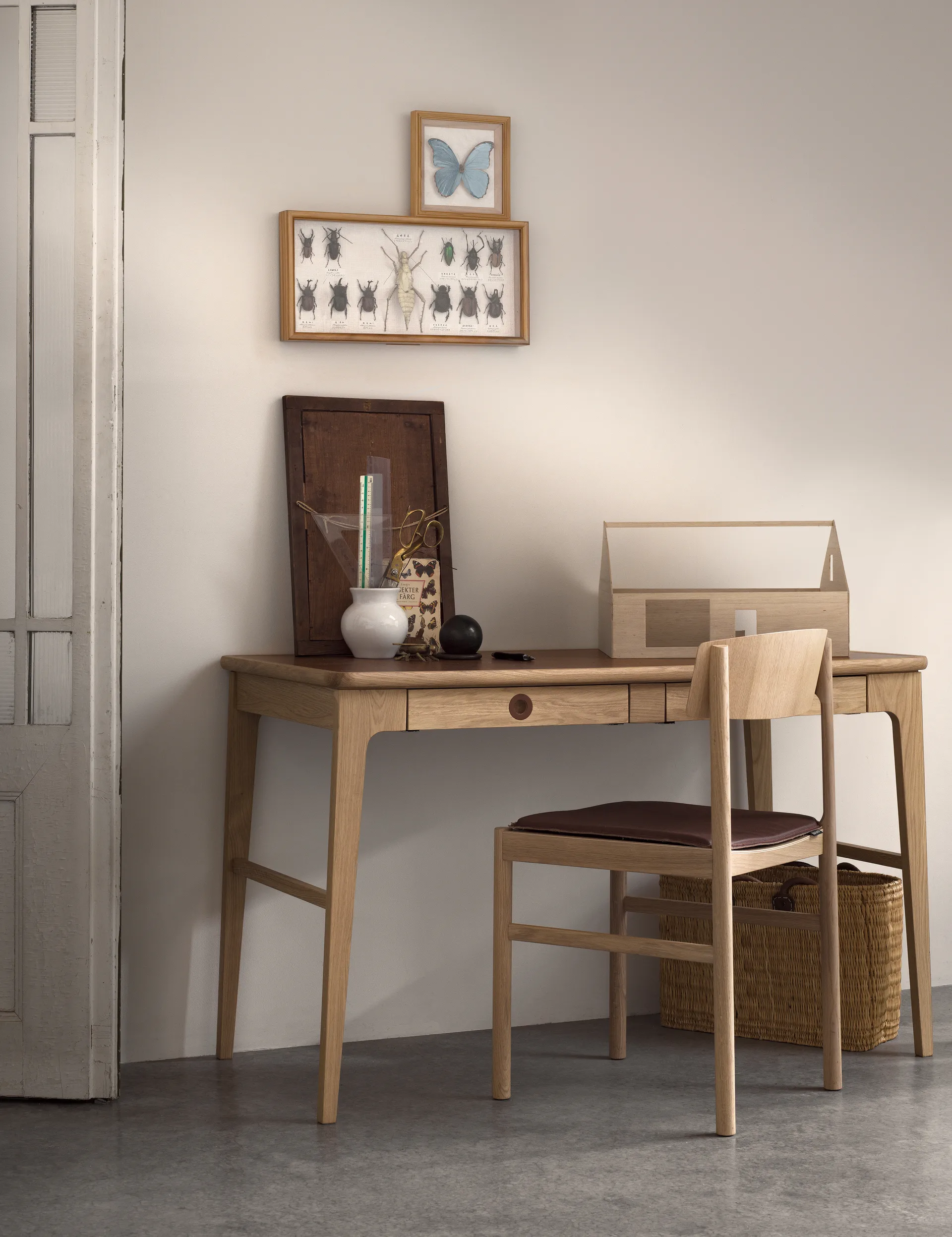 Höllviken skrivbord, ek vitpigment Mavis