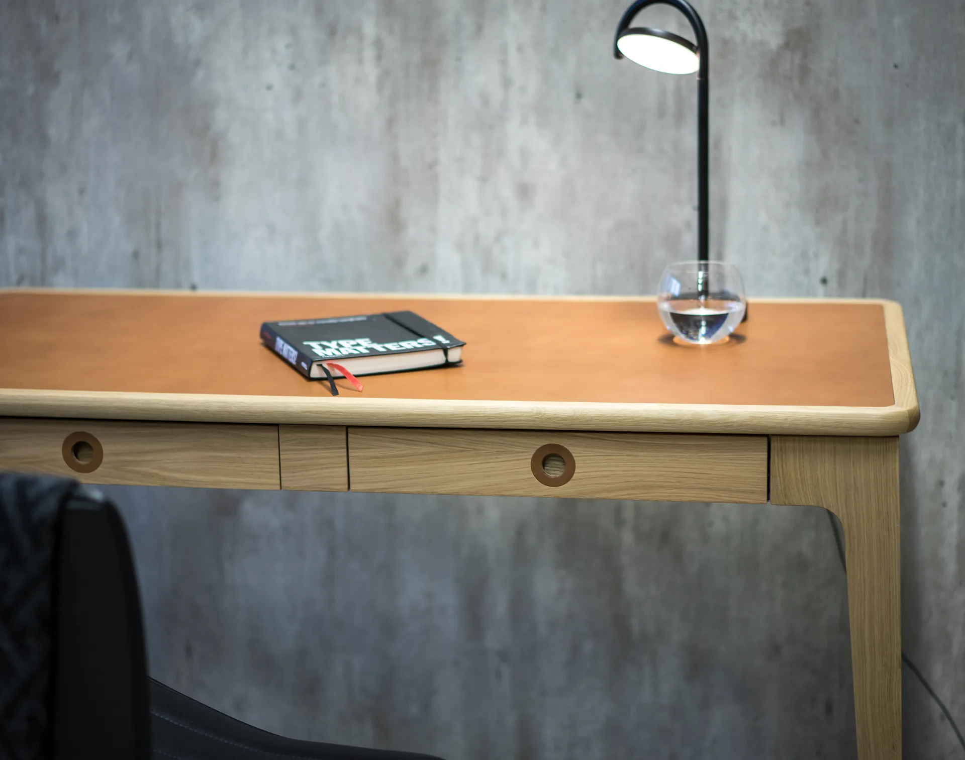 Höllviken skrivbord, ek vitpigment Mavis