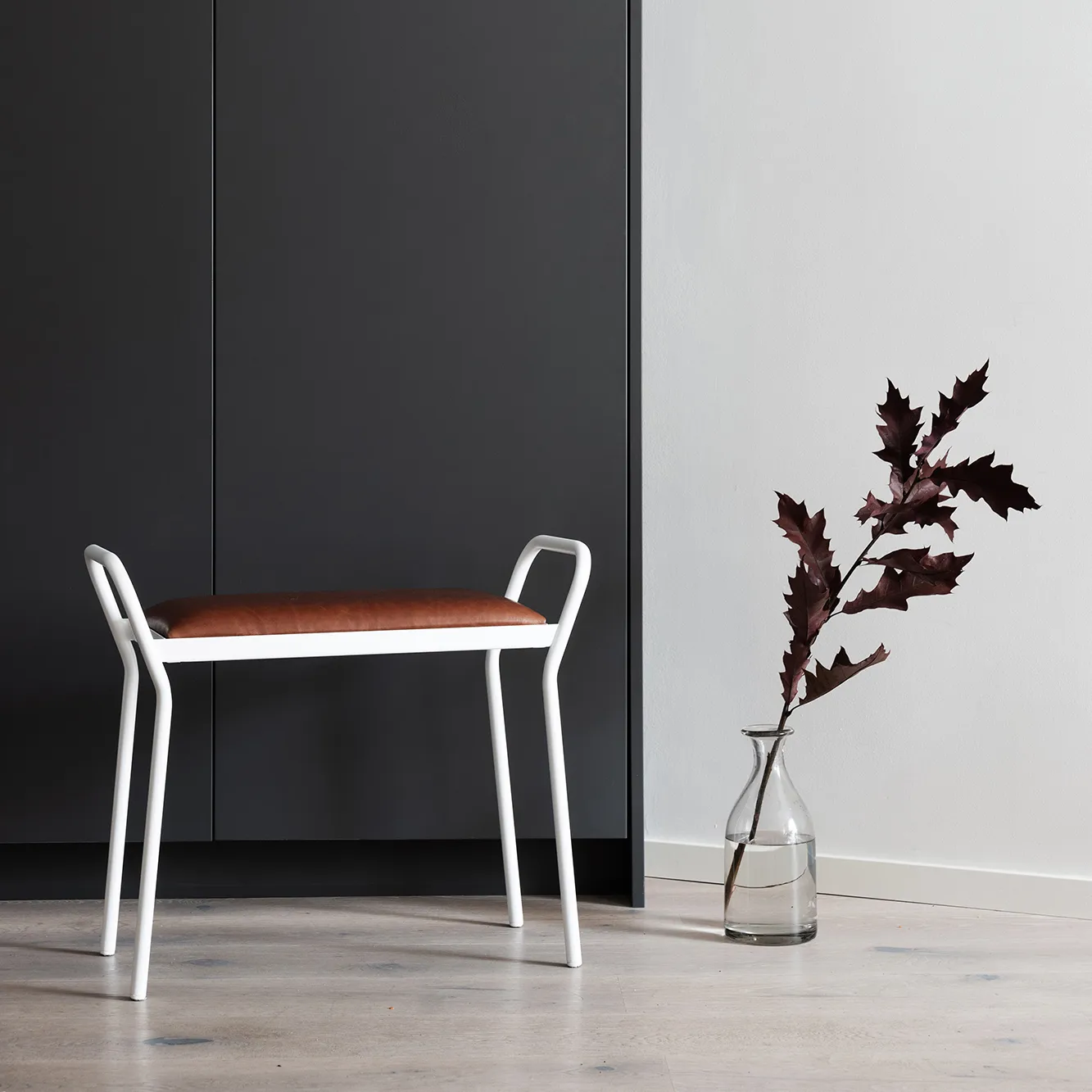 Anyone pall, Vit med vintage cognac läder Maze