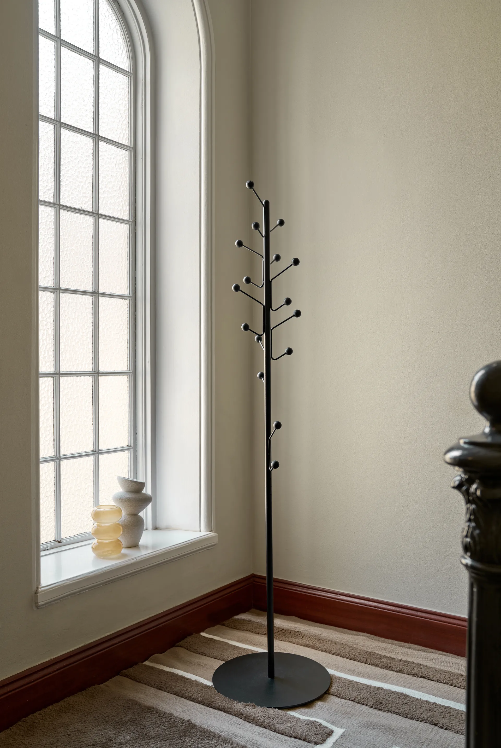 Bill Floor klädhängare, Svart Maze