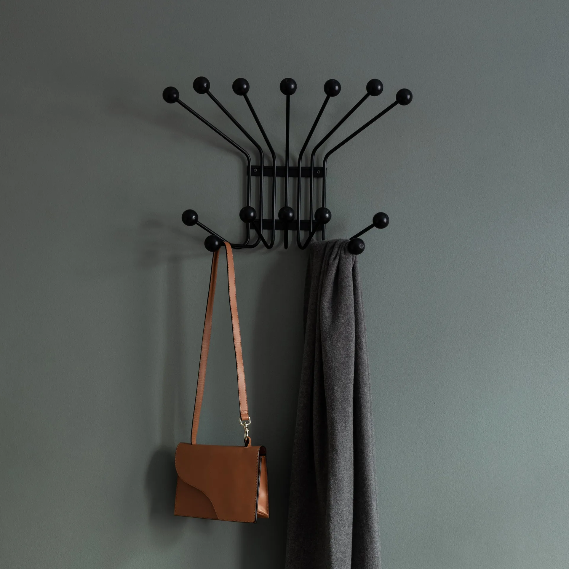 Bill L klädhängare, svart Maze