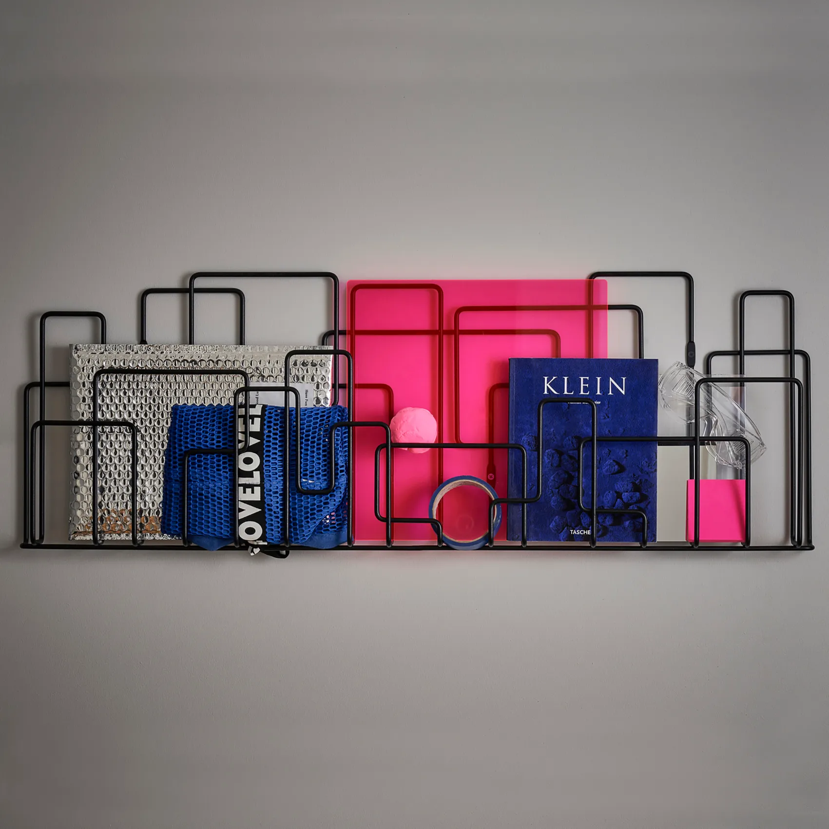 City Sunday tidningshylla, Svart Maze