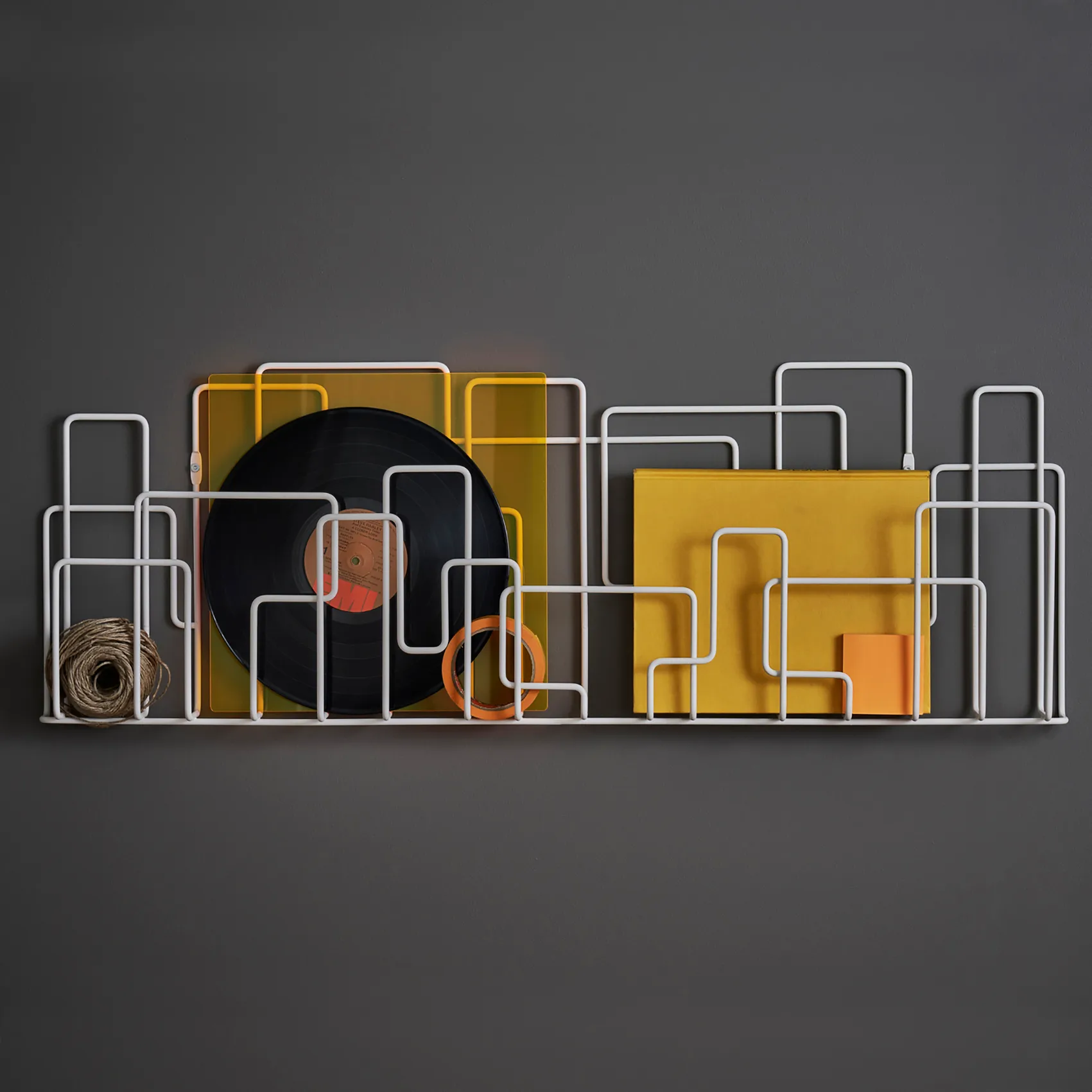 City Sunday tidningshylla, Vit Maze