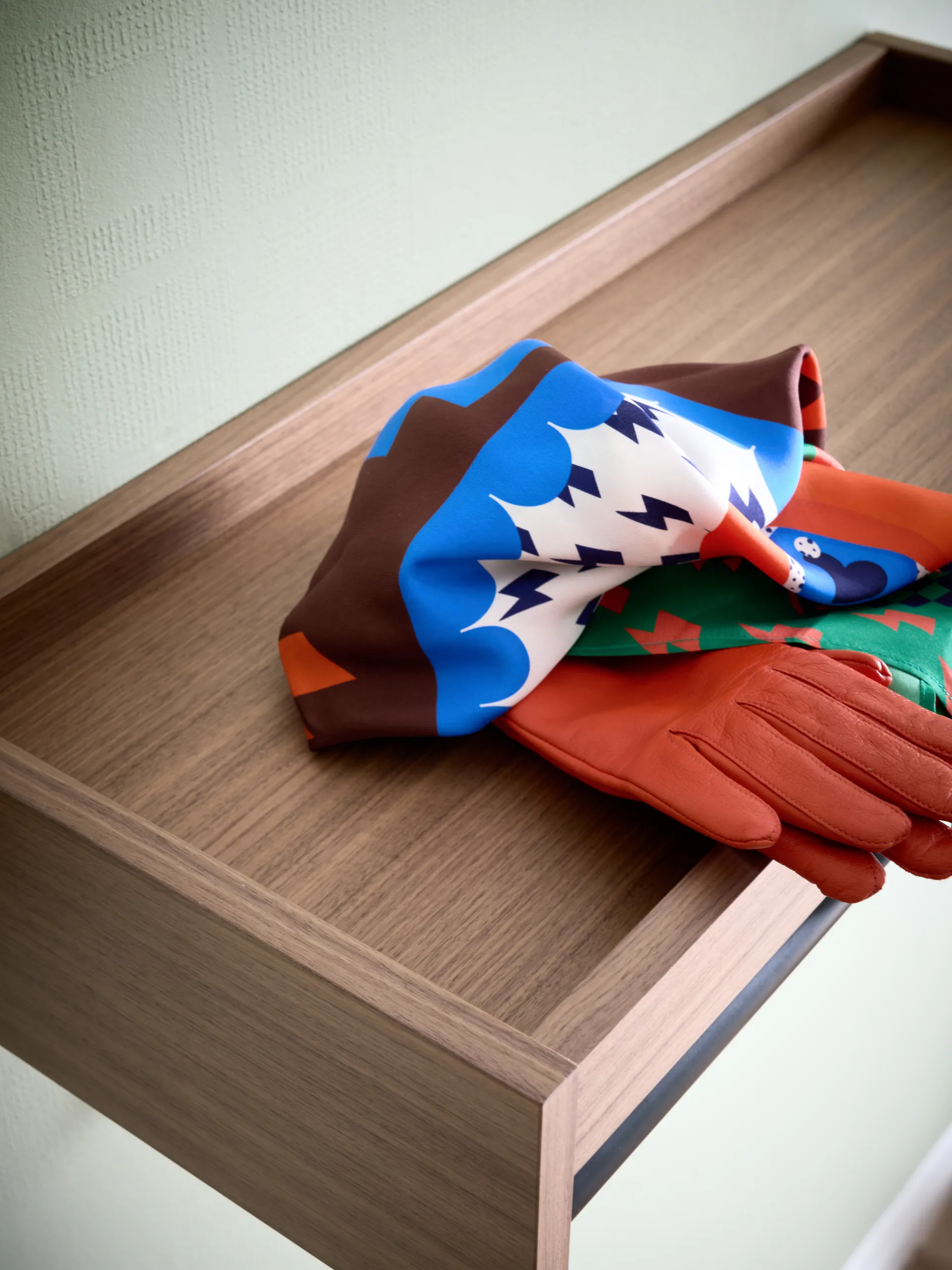 Gentle hatthylla, Valnöt, 78x15x32 cm Maze