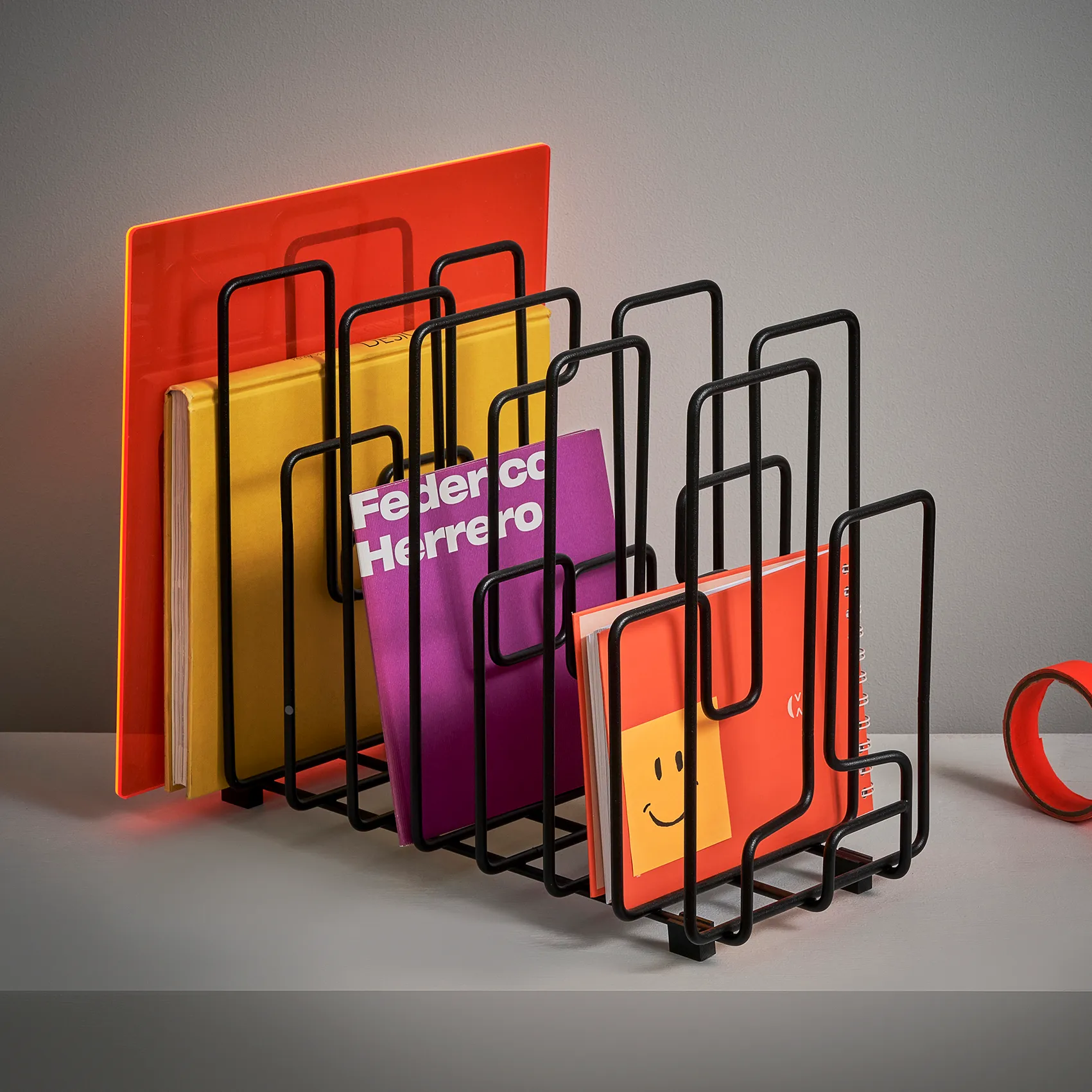 In The Neighbourhood tidningsställ, Svart Maze