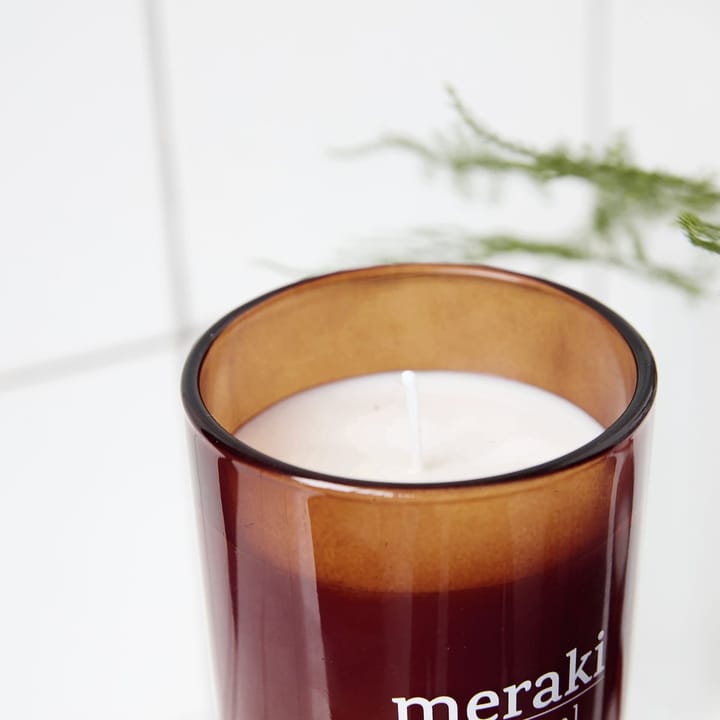 Meraki doftljus brunt glas 35 timmar - Nordic pine - Meraki