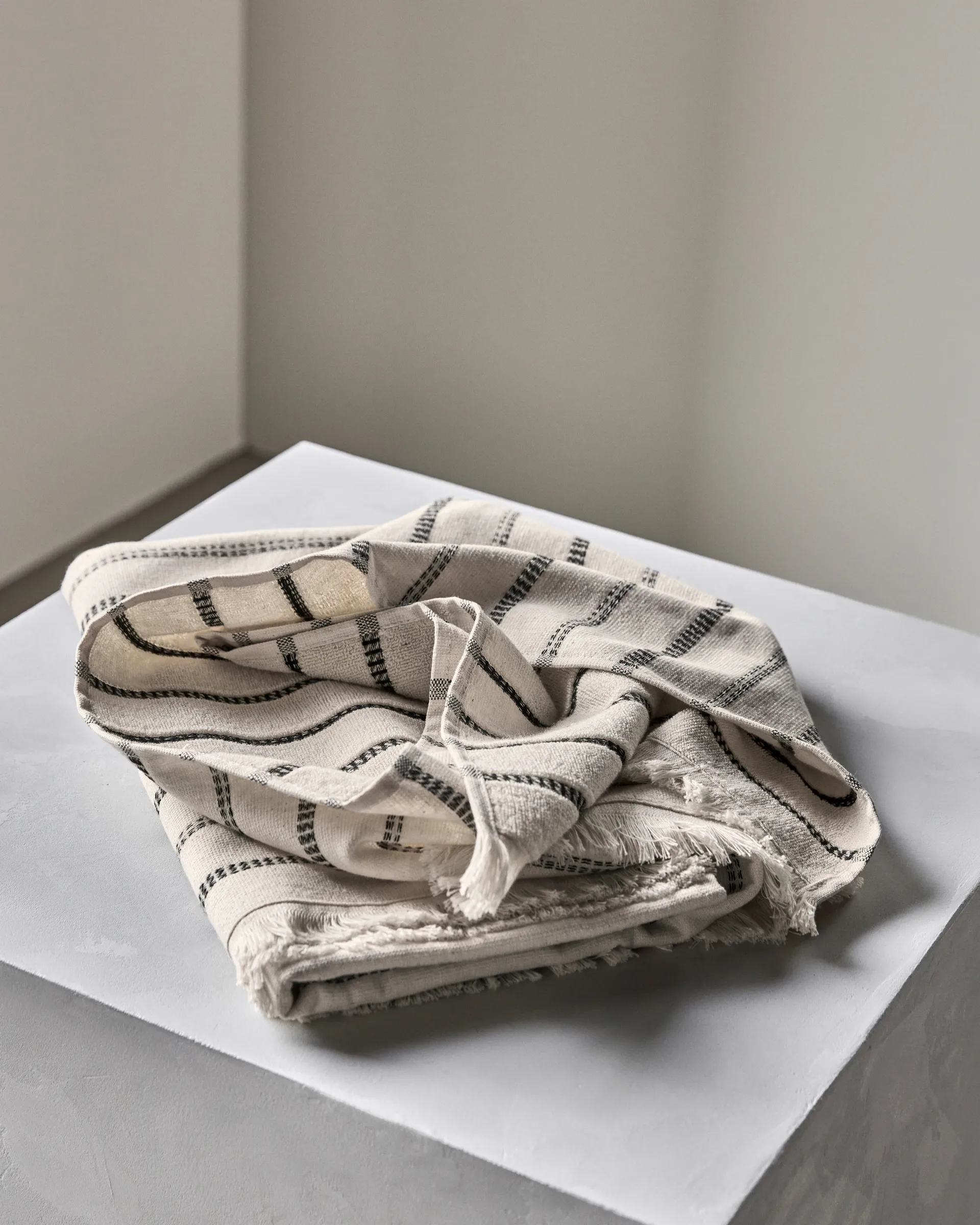 True badlakan, Off-White-svart, 70x140 cm Meraki