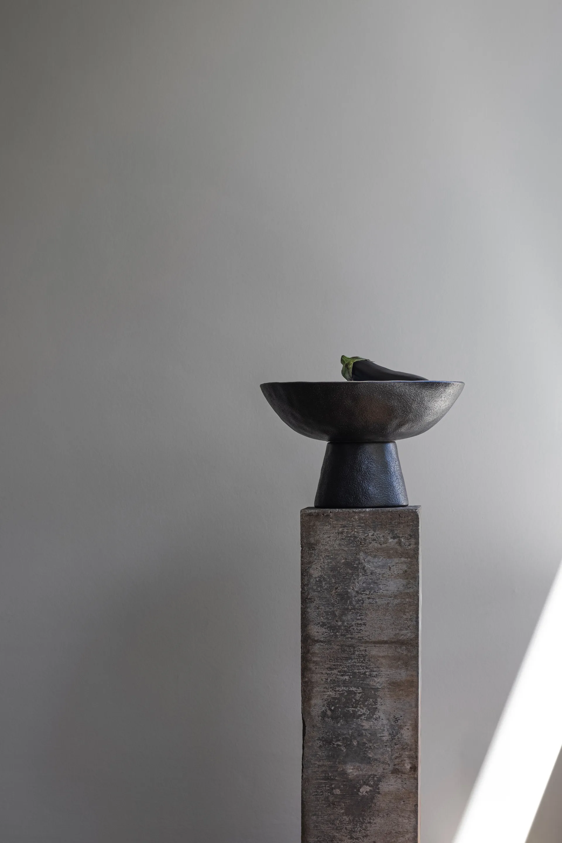 By Hand skål på fot Ø31,5x20 cm, Off-white Mette Ditmer