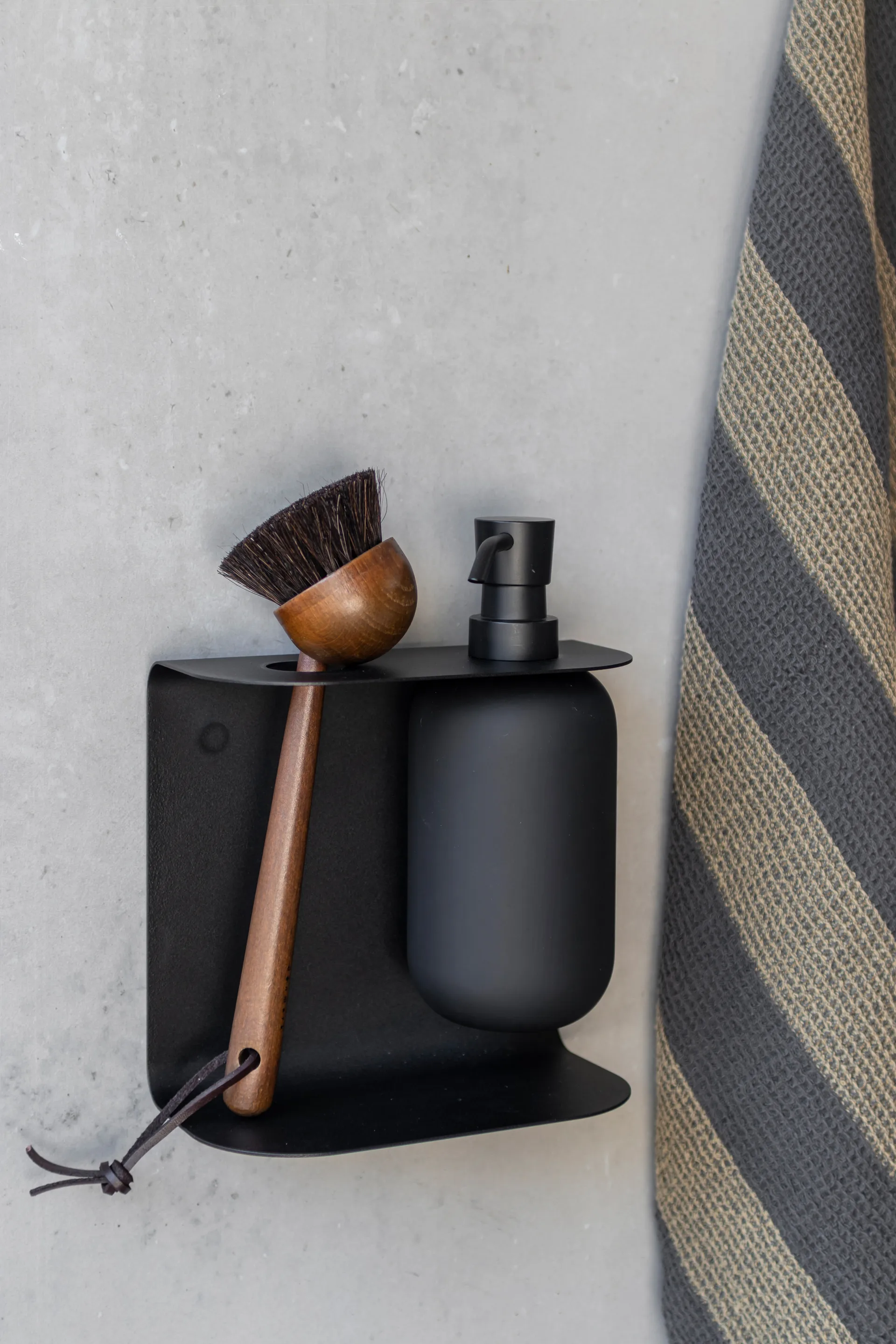 Carry vägghängd hållare dubbel, Black Mette Ditmer