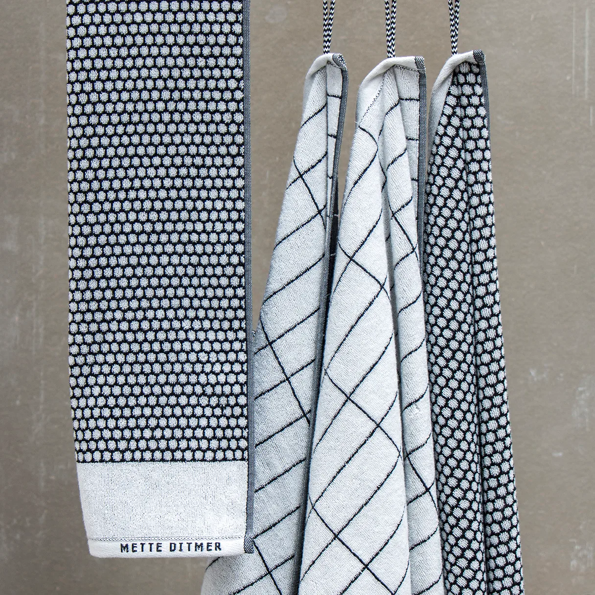 Grid handduk 50x100 cm, Svart-off white Mette Ditmer