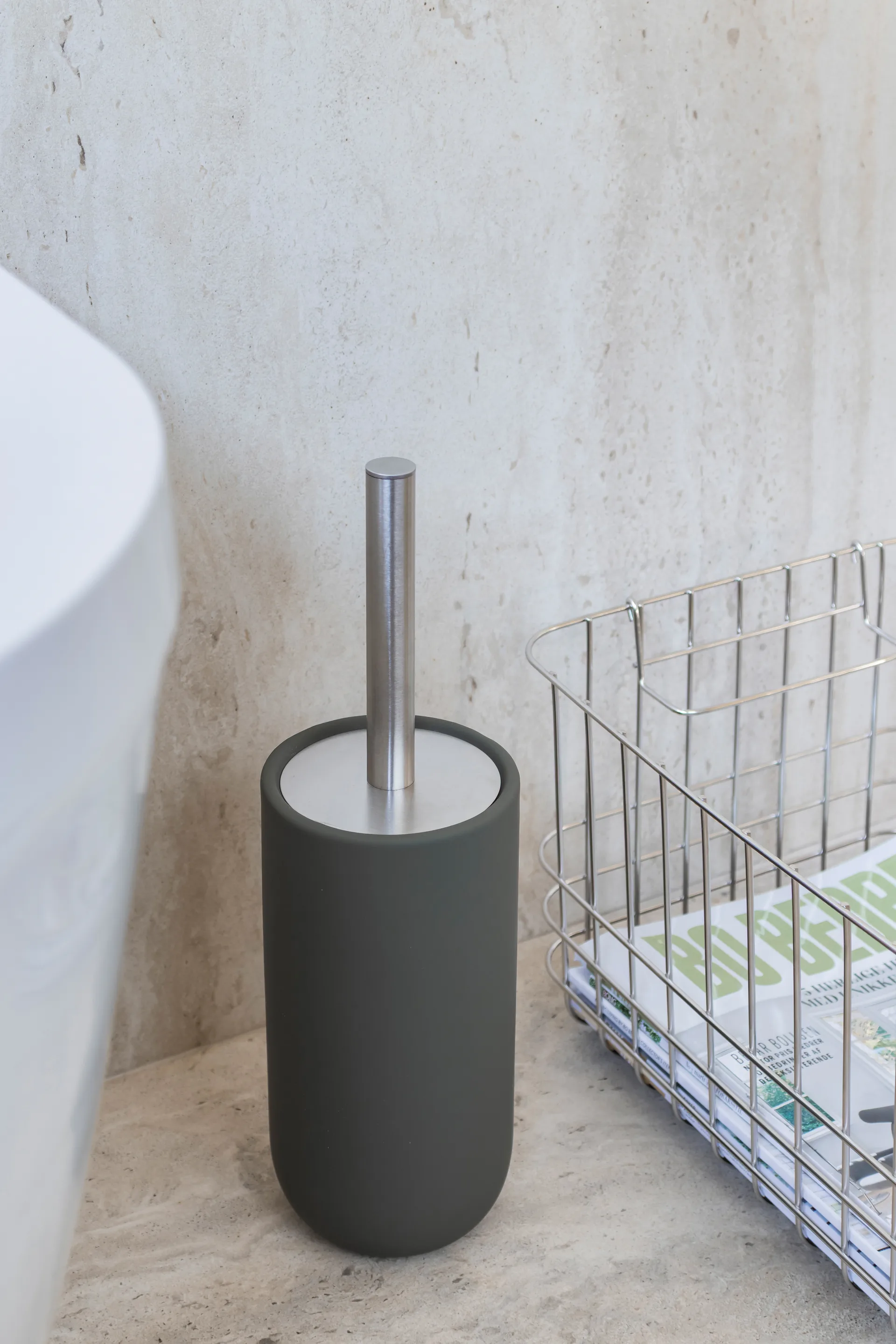 Lotus play toalettborste, inkl 2 toalettborsthuvud, Dark olive Mette Ditmer