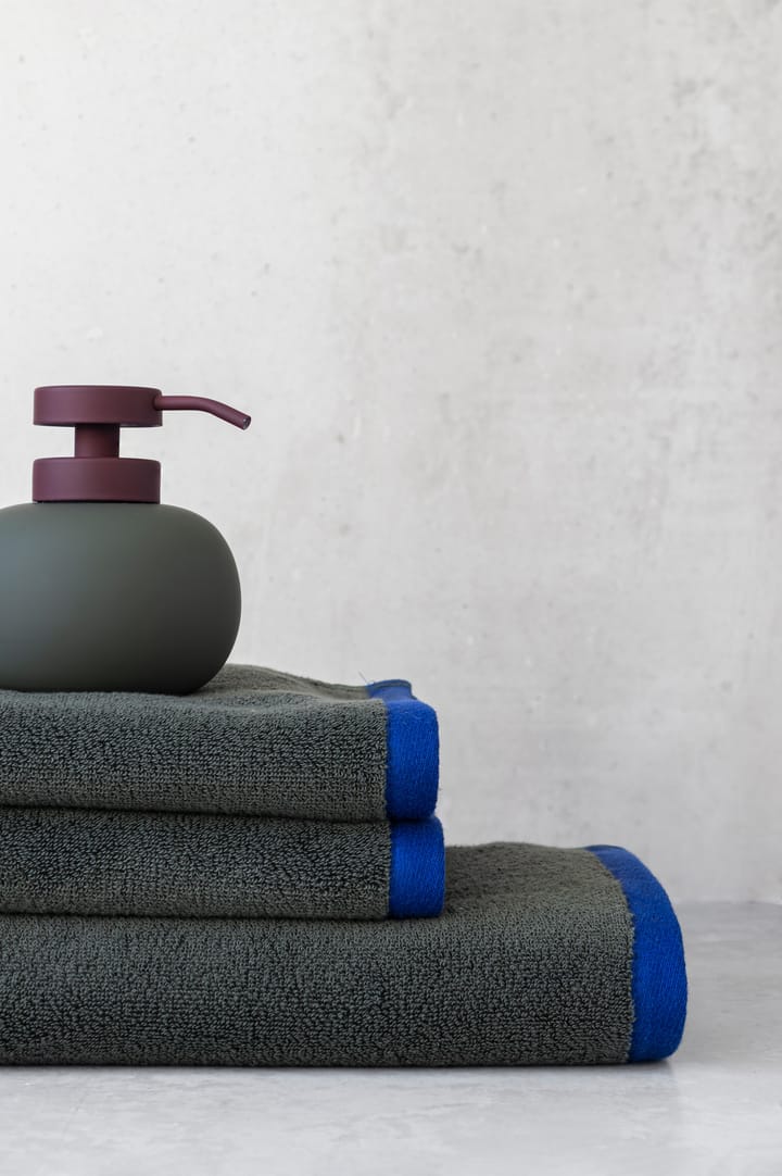 Lotus play tvålpump låg, inkl 2 pumphuvuden, Dark olive Mette Ditmer